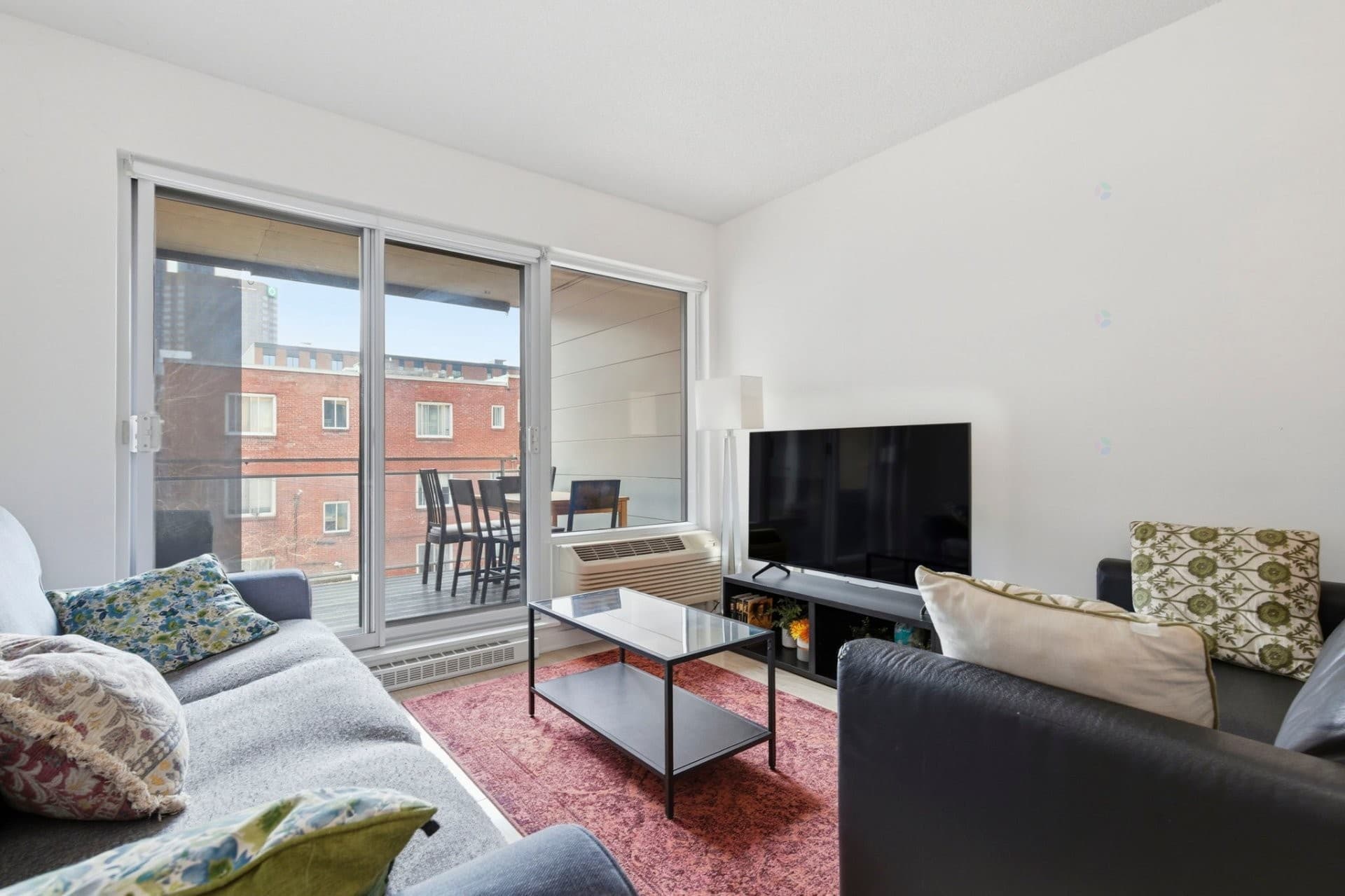 DISPONIBLE IMMÉDIATEMENT ! UN MOIS DE LOYER OFFERT*. Au centre-ville de Montréal, condo charmant de 2 chambres dans un immeuble récemment construit avec ascenseurs. Belle terrasse privée donnant sur la cour intérieure. 2 salles de bain. Prêt à emménager! Balcon, gym, salle de conférence. À quelques pas de China Town, du métro St-Laurent. Près du CHUM, de l'UQAM, du Vieux-Montréal, d'autres transports en commun. Garage avec prise de charge électrique et locker inclus ! **Enquête de crédit et références exigées. Non fumeur. Pas d'animaux. *Loyer mensuel de 2550$ diminué d'un mois donne un montant ajusté de 2338$/mois. Inclusions : Four, frigo, lave-vaisselle, laveuse, sécheuse, locker, garage avec charge électrique, toiles d'intimité sur la terrasse. Exclusions : Électricité, chauffage, internet.