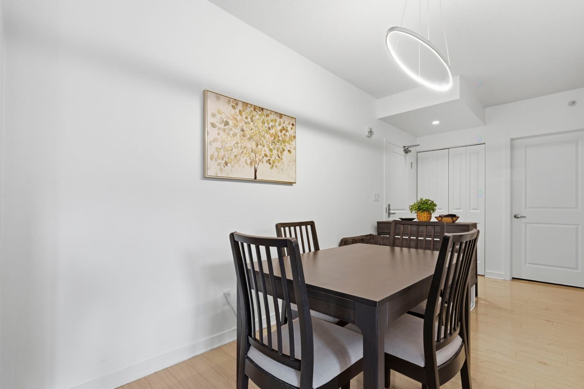 DISPONIBLE IMMÉDIATEMENT ! UN MOIS DE LOYER OFFERT*. Au centre-ville de Montréal, condo charmant de 2 chambres dans un immeuble récemment construit avec ascenseurs. Belle terrasse privée donnant sur la cour intérieure. 2 salles de bain. Prêt à emménager! Balcon, gym, salle de conférence. À quelques pas de China Town, du métro St-Laurent. Près du CHUM, de l'UQAM, du Vieux-Montréal, d'autres transports en commun. Garage avec prise de charge électrique et locker inclus ! **Enquête de crédit et références exigées. Non fumeur. Pas d'animaux. *Loyer mensuel de 2550$ diminué d'un mois donne un montant ajusté de 2338$/mois. Inclusions : Four, frigo, lave-vaisselle, laveuse, sécheuse, locker, garage avec charge électrique, toiles d'intimité sur la terrasse. Exclusions : Électricité, chauffage, internet.