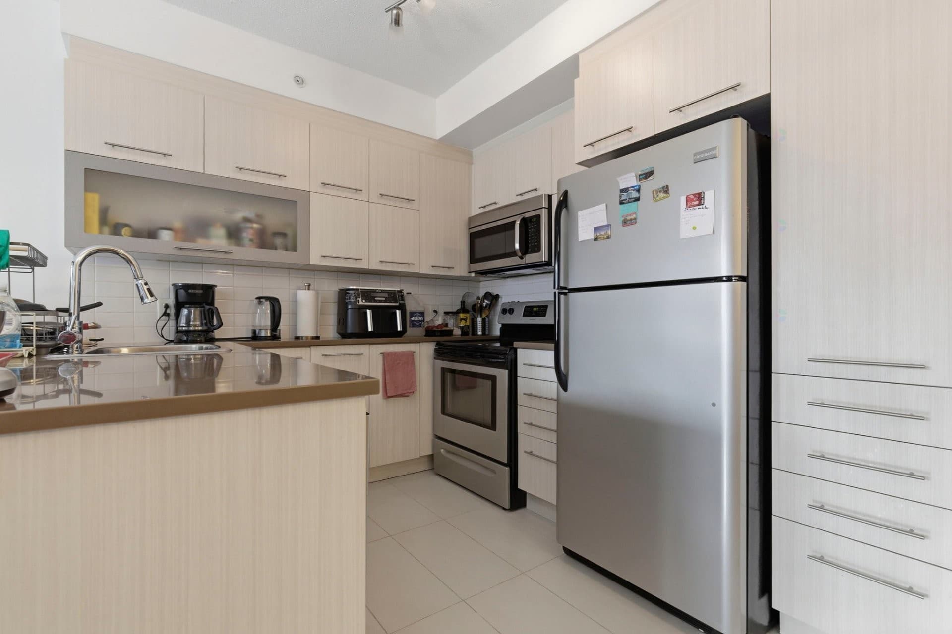 DISPONIBLE IMMÉDIATEMENT ! UN MOIS DE LOYER OFFERT*. Au centre-ville de Montréal, condo charmant de 2 chambres dans un immeuble récemment construit avec ascenseurs. Belle terrasse privée donnant sur la cour intérieure. 2 salles de bain. Prêt à emménager! Balcon, gym, salle de conférence. À quelques pas de China Town, du métro St-Laurent. Près du CHUM, de l'UQAM, du Vieux-Montréal, d'autres transports en commun. Garage avec prise de charge électrique et locker inclus ! **Enquête de crédit et références exigées. Non fumeur. Pas d'animaux. *Loyer mensuel de 2550$ diminué d'un mois donne un montant ajusté de 2338$/mois. Inclusions : Four, frigo, lave-vaisselle, laveuse, sécheuse, locker, garage avec charge électrique, toiles d'intimité sur la terrasse. Exclusions : Électricité, chauffage, internet.