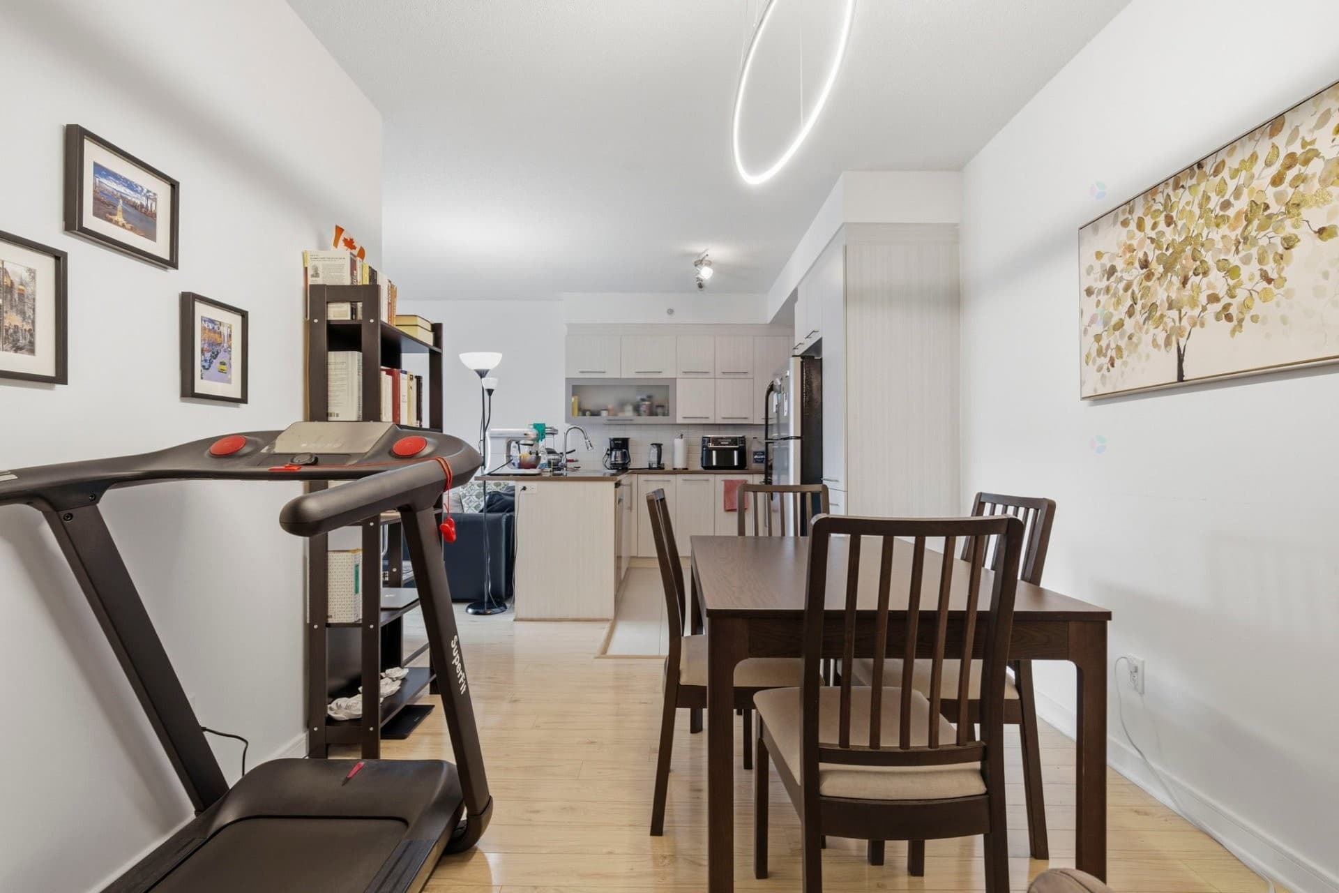 DISPONIBLE IMMÉDIATEMENT ! UN MOIS DE LOYER OFFERT*. Au centre-ville de Montréal, condo charmant de 2 chambres dans un immeuble récemment construit avec ascenseurs. Belle terrasse privée donnant sur la cour intérieure. 2 salles de bain. Prêt à emménager! Balcon, gym, salle de conférence. À quelques pas de China Town, du métro St-Laurent. Près du CHUM, de l'UQAM, du Vieux-Montréal, d'autres transports en commun. Garage avec prise de charge électrique et locker inclus ! **Enquête de crédit et références exigées. Non fumeur. Pas d'animaux. *Loyer mensuel de 2550$ diminué d'un mois donne un montant ajusté de 2338$/mois. Inclusions : Four, frigo, lave-vaisselle, laveuse, sécheuse, locker, garage avec charge électrique, toiles d'intimité sur la terrasse. Exclusions : Électricité, chauffage, internet.