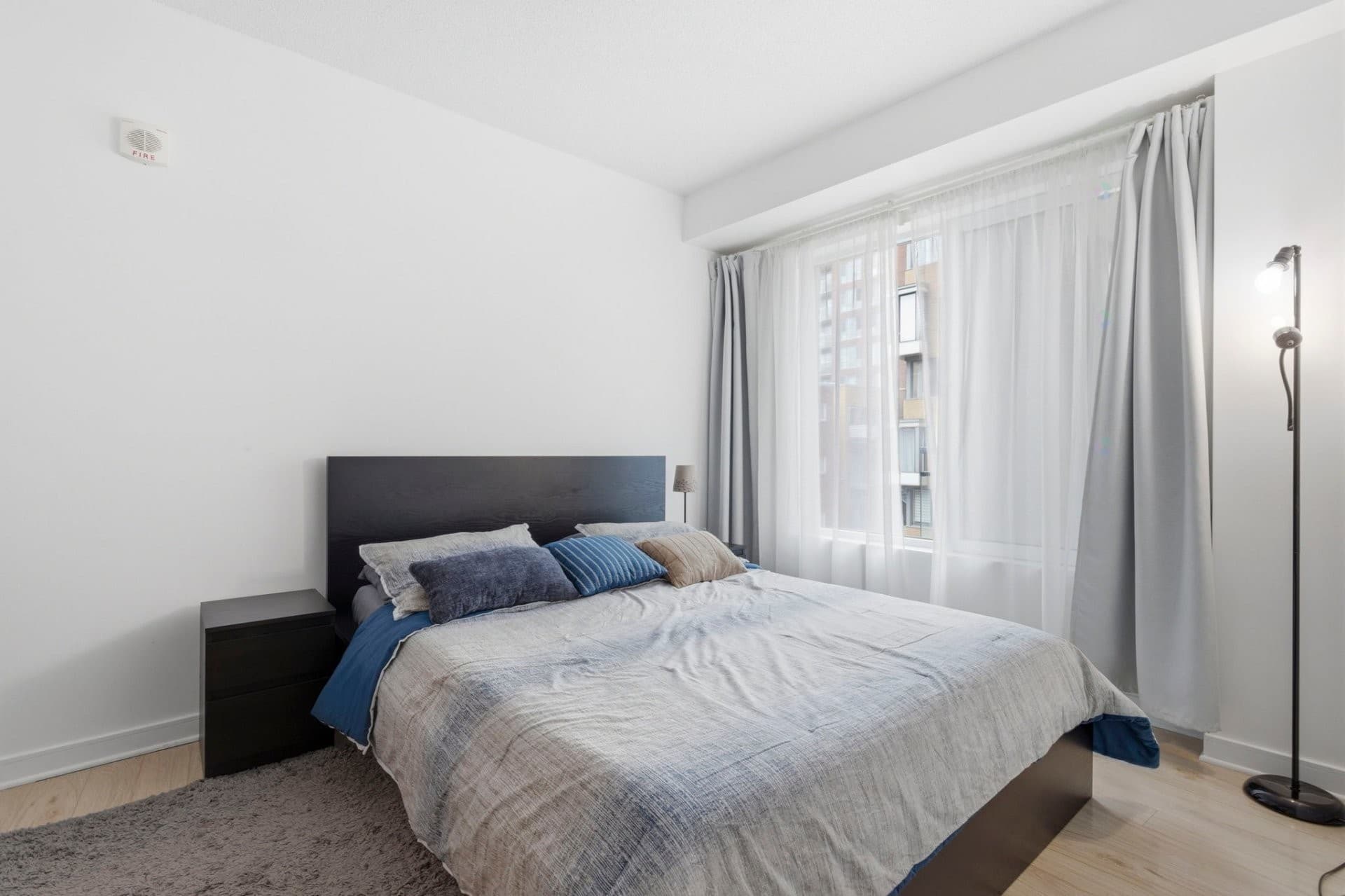 DISPONIBLE IMMÉDIATEMENT ! UN MOIS DE LOYER OFFERT*. Au centre-ville de Montréal, condo charmant de 2 chambres dans un immeuble récemment construit avec ascenseurs. Belle terrasse privée donnant sur la cour intérieure. 2 salles de bain. Prêt à emménager! Balcon, gym, salle de conférence. À quelques pas de China Town, du métro St-Laurent. Près du CHUM, de l'UQAM, du Vieux-Montréal, d'autres transports en commun. Garage avec prise de charge électrique et locker inclus ! **Enquête de crédit et références exigées. Non fumeur. Pas d'animaux. *Loyer mensuel de 2550$ diminué d'un mois donne un montant ajusté de 2338$/mois. Inclusions : Four, frigo, lave-vaisselle, laveuse, sécheuse, locker, garage avec charge électrique, toiles d'intimité sur la terrasse. Exclusions : Électricité, chauffage, internet.