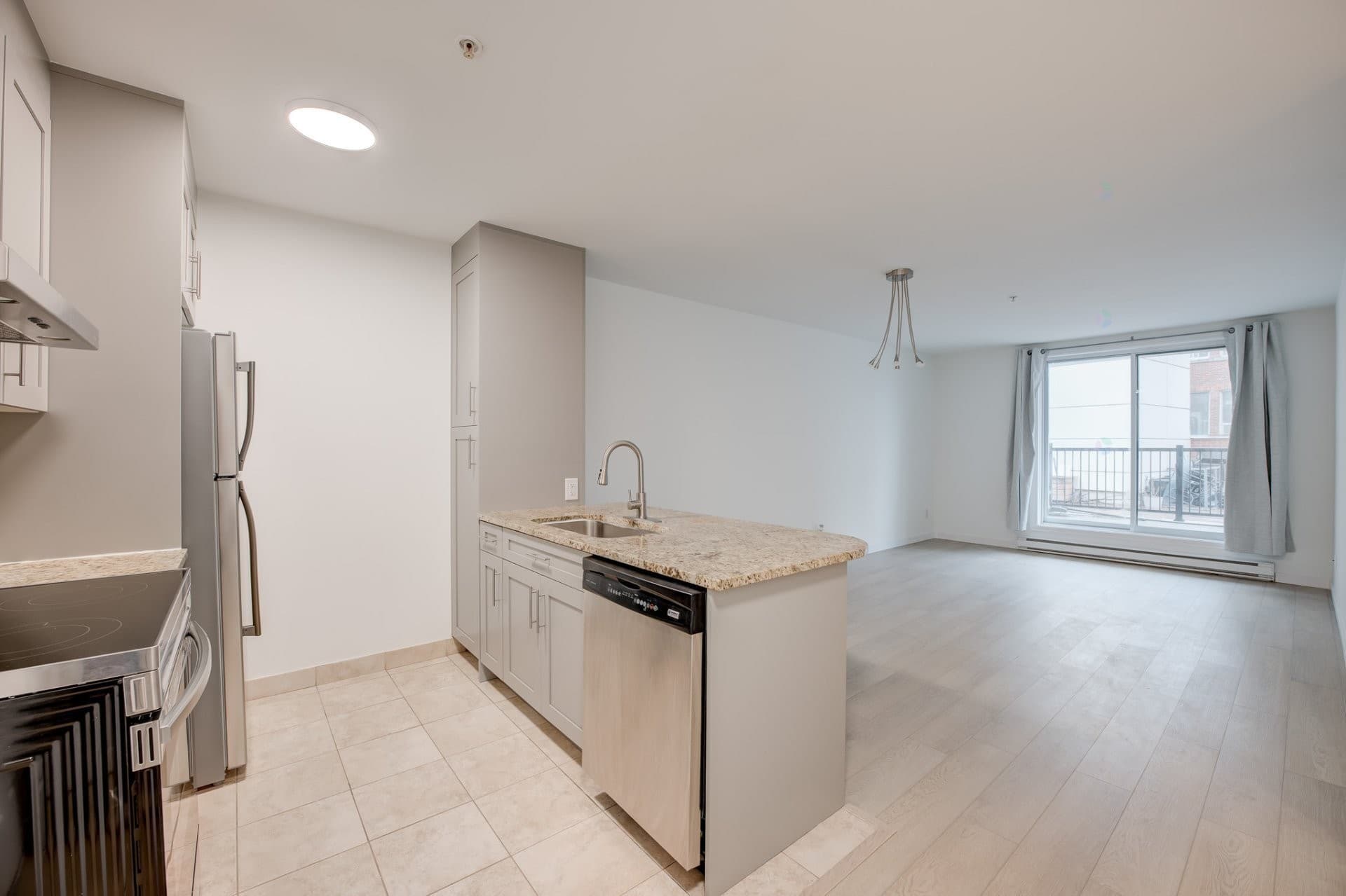 DISPONIBLE au 1er JUILLET 2026! 3 1/2 MODERNE avec GARAGE loué semi-meublé. Offrant une superbe luminosité et une immense terrasse privée. Complètement rénové. Une chambre fermée. Concept à aire ouverte. Un garage avec un espace de rangement adjacent. À distance de marche du Parc La Fontaine et de la rue Ontario. À proximité de toutes commodités. Climatisation.

Pas d'animaux, non fumeur, enquête de crédit et références exigées.

#### Inclusions :
Four, frigo, lave-vaisselle, laveuse, sécheuse, locker, garage.

#### Exclusions :
Électricité, internet.