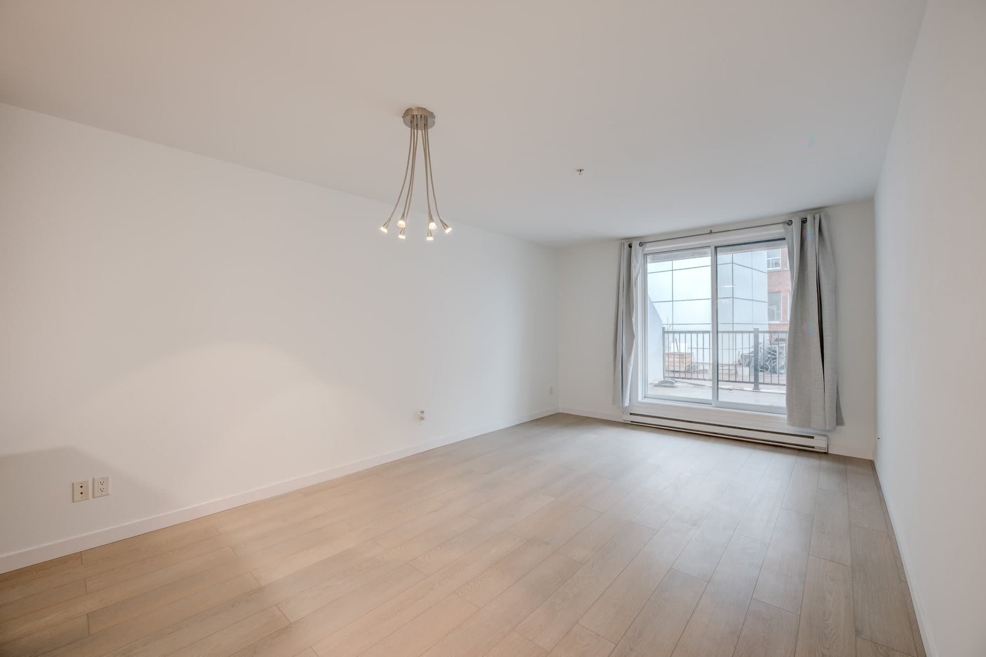 DISPONIBLE au 1er JUILLET 2026! 3 1/2 MODERNE avec GARAGE loué semi-meublé. Offrant une superbe luminosité et une immense terrasse privée. Complètement rénové. Une chambre fermée. Concept à aire ouverte. Un garage avec un espace de rangement adjacent. À distance de marche du Parc La Fontaine et de la rue Ontario. À proximité de toutes commodités. Climatisation.

Pas d'animaux, non fumeur, enquête de crédit et références exigées.

#### Inclusions :
Four, frigo, lave-vaisselle, laveuse, sécheuse, locker, garage.

#### Exclusions :
Électricité, internet.