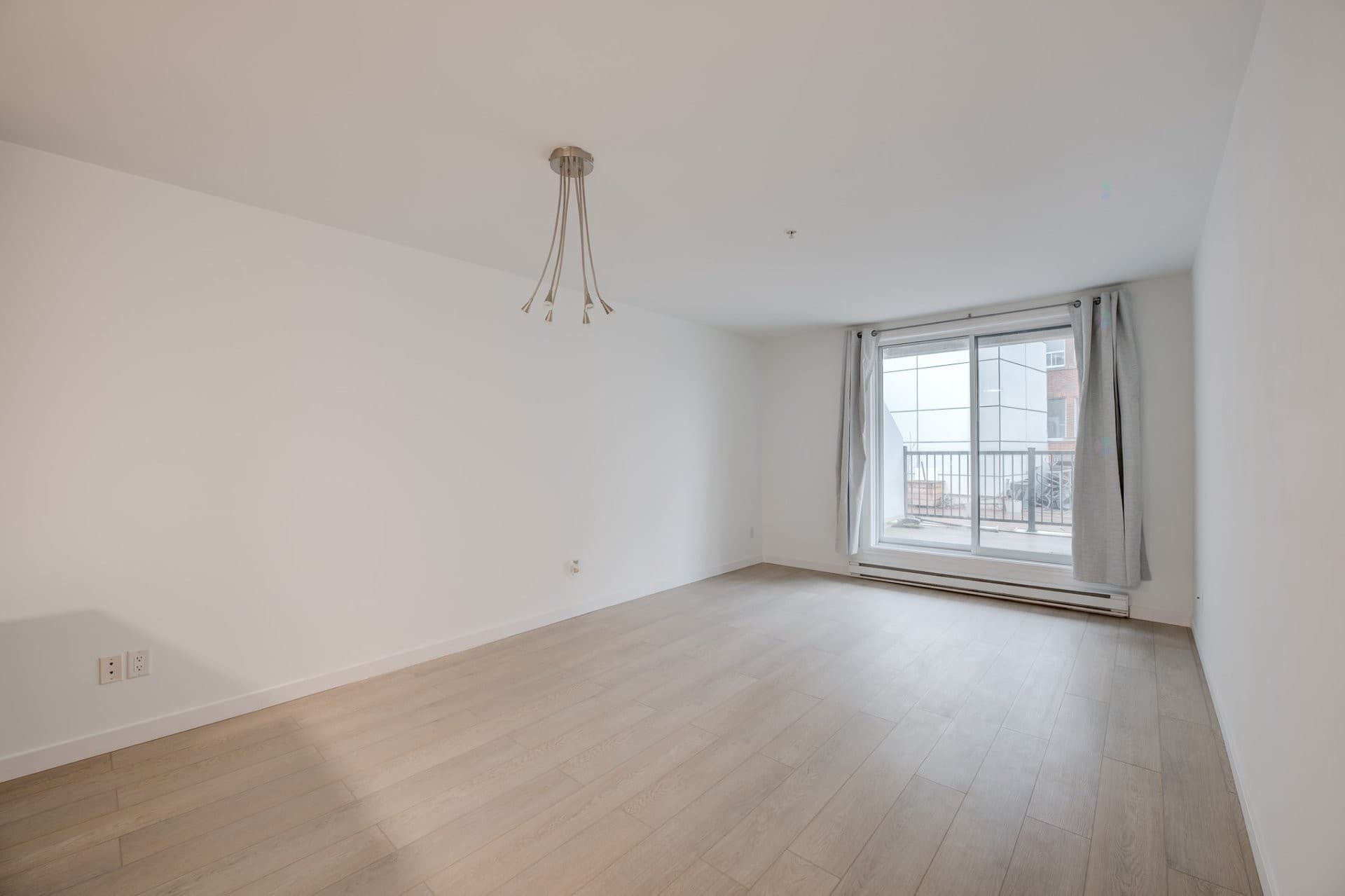DISPONIBLE au 1er JUILLET 2026! 3 1/2 MODERNE avec GARAGE loué semi-meublé. Offrant une superbe luminosité et une immense terrasse privée. Complètement rénové. Une chambre fermée. Concept à aire ouverte. Un garage avec un espace de rangement adjacent. À distance de marche du Parc La Fontaine et de la rue Ontario. À proximité de toutes commodités. Climatisation.

Pas d'animaux, non fumeur, enquête de crédit et références exigées.

#### Inclusions :
Four, frigo, lave-vaisselle, laveuse, sécheuse, locker, garage.

#### Exclusions :
Électricité, internet.
