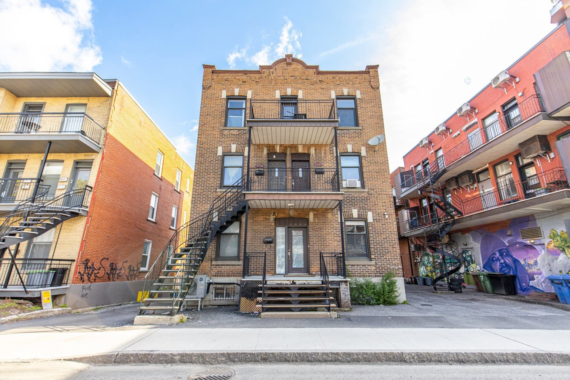 À Louer

1 890,00 $ / Mensuel

1409   Boul. Pie-IX  ,   Montréal (Mercier/Hochelaga-Maisonneuve),     QC H1V2C2

Sainte-Catherine

Isolé3 Chambres à coucher1 Salles de bain0 Salle de bains partielle

Résumé de la propriété

- Voisinage :Hochelaga-Maisonneuve
- Style de bâtiment :Isolé
- Superficie habitable (approx): 989 pieds carrés

### Caractéristiques du bâtiment :
- Murs mitoyens: Isolé (détaché)
- Meublé: Partiellement
- Étages: À un étage
- Parking Features: Asphalte
- Animaux permis: Animaux non permis
- Égout: Municipalité
- Type de structure: Appartement
- Services publics: Eau raccordée, Égout raccordé
- Source d'eau: Municipalité