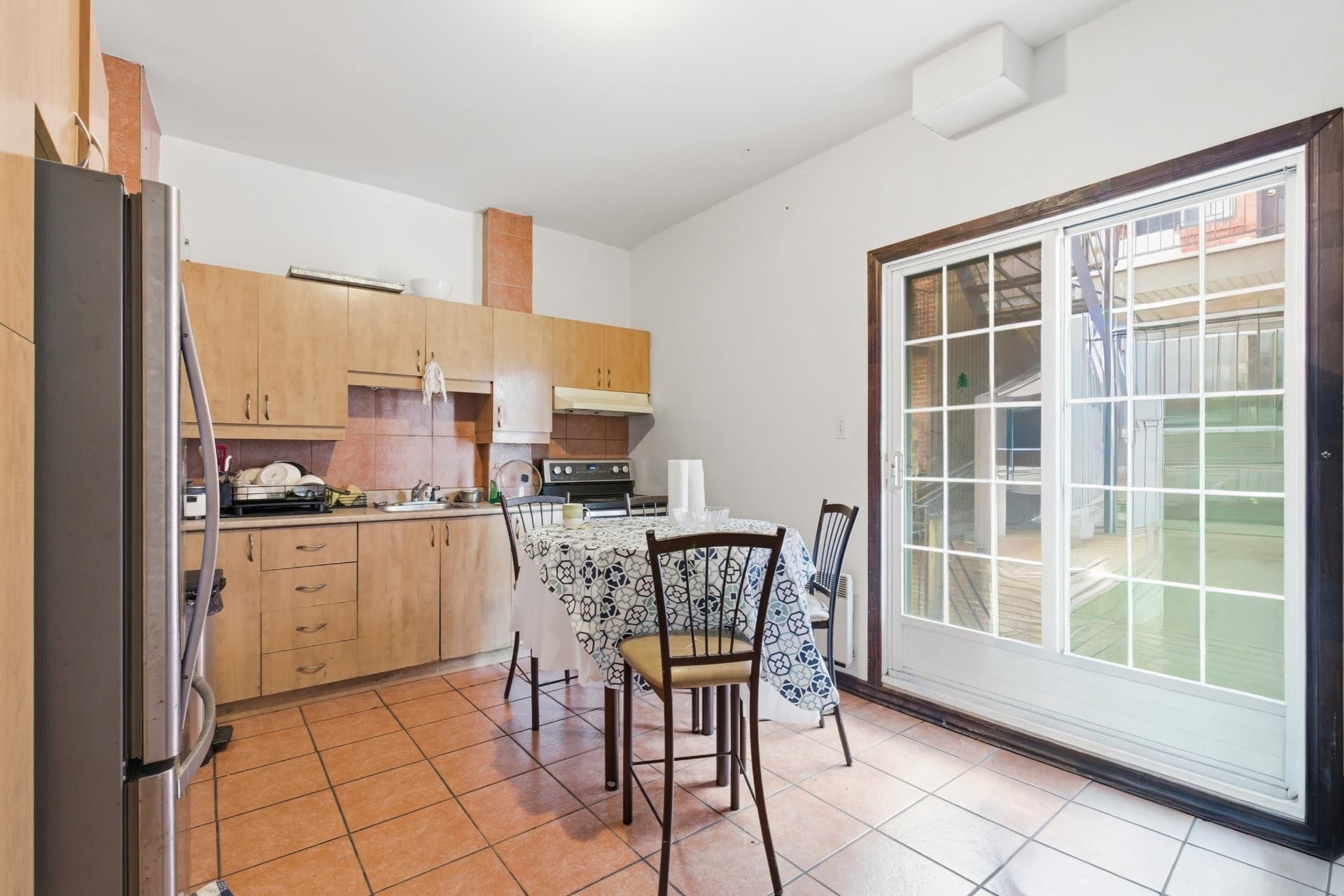 À Louer

1 890,00 $ / Mensuel

1409   Boul. Pie-IX  ,   Montréal (Mercier/Hochelaga-Maisonneuve),     QC H1V2C2

Sainte-Catherine

Isolé3 Chambres à coucher1 Salles de bain0 Salle de bains partielle

Résumé de la propriété

- Voisinage :Hochelaga-Maisonneuve
- Style de bâtiment :Isolé
- Superficie habitable (approx): 989 pieds carrés

### Caractéristiques du bâtiment :
- Murs mitoyens: Isolé (détaché)
- Meublé: Partiellement
- Étages: À un étage
- Parking Features: Asphalte
- Animaux permis: Animaux non permis
- Égout: Municipalité
- Type de structure: Appartement
- Services publics: Eau raccordée, Égout raccordé
- Source d'eau: Municipalité