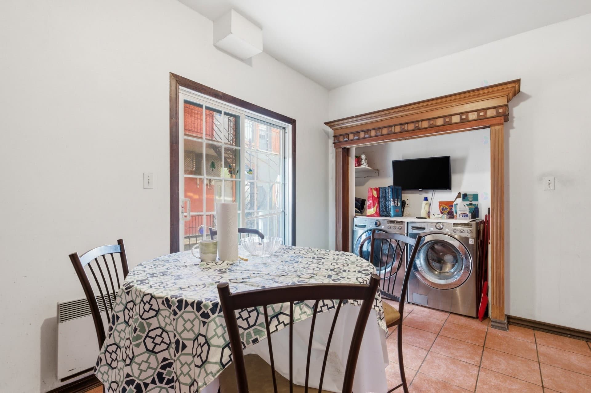 À Louer

1 890,00 $ / Mensuel

1409   Boul. Pie-IX  ,   Montréal (Mercier/Hochelaga-Maisonneuve),     QC H1V2C2

Sainte-Catherine

Isolé3 Chambres à coucher1 Salles de bain0 Salle de bains partielle

Résumé de la propriété

- Voisinage :Hochelaga-Maisonneuve
- Style de bâtiment :Isolé
- Superficie habitable (approx): 989 pieds carrés

### Caractéristiques du bâtiment :
- Murs mitoyens: Isolé (détaché)
- Meublé: Partiellement
- Étages: À un étage
- Parking Features: Asphalte
- Animaux permis: Animaux non permis
- Égout: Municipalité
- Type de structure: Appartement
- Services publics: Eau raccordée, Égout raccordé
- Source d'eau: Municipalité