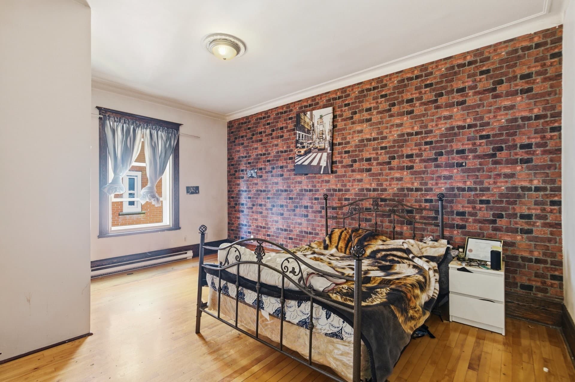 À Louer

1 890,00 $ / Mensuel

1409   Boul. Pie-IX  ,   Montréal (Mercier/Hochelaga-Maisonneuve),     QC H1V2C2

Sainte-Catherine

Isolé3 Chambres à coucher1 Salles de bain0 Salle de bains partielle

Résumé de la propriété

- Voisinage :Hochelaga-Maisonneuve
- Style de bâtiment :Isolé
- Superficie habitable (approx): 989 pieds carrés

### Caractéristiques du bâtiment :
- Murs mitoyens: Isolé (détaché)
- Meublé: Partiellement
- Étages: À un étage
- Parking Features: Asphalte
- Animaux permis: Animaux non permis
- Égout: Municipalité
- Type de structure: Appartement
- Services publics: Eau raccordée, Égout raccordé
- Source d'eau: Municipalité