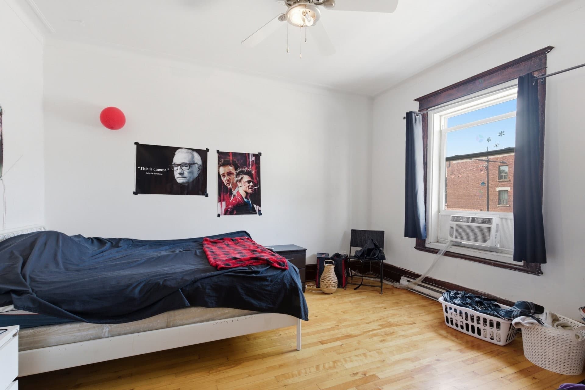 À Louer

1 890,00 $ / Mensuel

1409   Boul. Pie-IX  ,   Montréal (Mercier/Hochelaga-Maisonneuve),     QC H1V2C2

Sainte-Catherine

Isolé3 Chambres à coucher1 Salles de bain0 Salle de bains partielle

Résumé de la propriété

- Voisinage :Hochelaga-Maisonneuve
- Style de bâtiment :Isolé
- Superficie habitable (approx): 989 pieds carrés

### Caractéristiques du bâtiment :
- Murs mitoyens: Isolé (détaché)
- Meublé: Partiellement
- Étages: À un étage
- Parking Features: Asphalte
- Animaux permis: Animaux non permis
- Égout: Municipalité
- Type de structure: Appartement
- Services publics: Eau raccordée, Égout raccordé
- Source d'eau: Municipalité