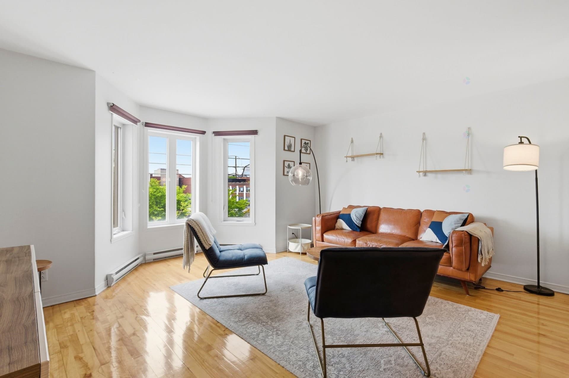 DISPONIBLE IMMÉDIATEMENT - CONDO ENTIÈREMENT MEUBLÉ, LUMINEUX AVEC VUE DÉGAGÉE. Espace de vie à aire ouverte. 2 chambres à coucher fermées. Cuisine ultra-fonctionnelle avec de nombreux rangements. Vaste salle de bain avec baignoire podium et douche séparée. Grande terrasse privée. Planchers de bois franc. Vivez à seulement quelques pas du parc Villeray, d'une épicerie et des adresses gourmandes de la Rue Jarry ! Une visite s'impose !