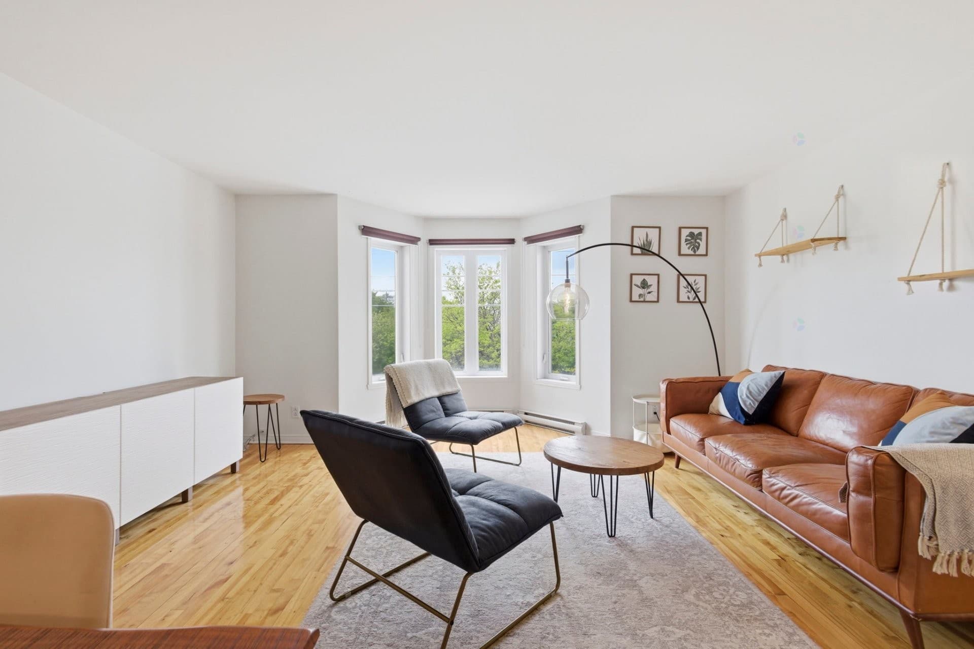 DISPONIBLE IMMÉDIATEMENT - CONDO ENTIÈREMENT MEUBLÉ, LUMINEUX AVEC VUE DÉGAGÉE. Espace de vie à aire ouverte. 2 chambres à coucher fermées. Cuisine ultra-fonctionnelle avec de nombreux rangements. Vaste salle de bain avec baignoire podium et douche séparée. Grande terrasse privée. Planchers de bois franc. Vivez à seulement quelques pas du parc Villeray, d'une épicerie et des adresses gourmandes de la Rue Jarry ! Une visite s'impose !