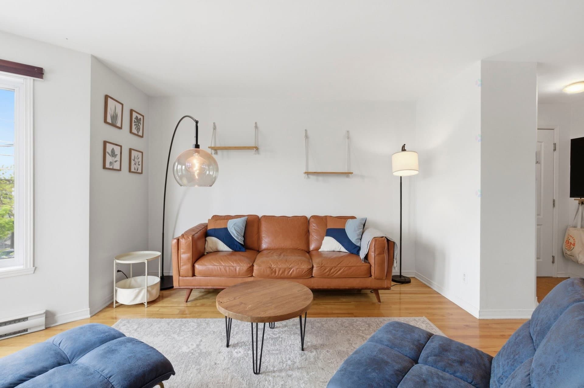 DISPONIBLE IMMÉDIATEMENT - CONDO ENTIÈREMENT MEUBLÉ, LUMINEUX AVEC VUE DÉGAGÉE. Espace de vie à aire ouverte. 2 chambres à coucher fermées. Cuisine ultra-fonctionnelle avec de nombreux rangements. Vaste salle de bain avec baignoire podium et douche séparée. Grande terrasse privée. Planchers de bois franc. Vivez à seulement quelques pas du parc Villeray, d'une épicerie et des adresses gourmandes de la Rue Jarry ! Une visite s'impose !