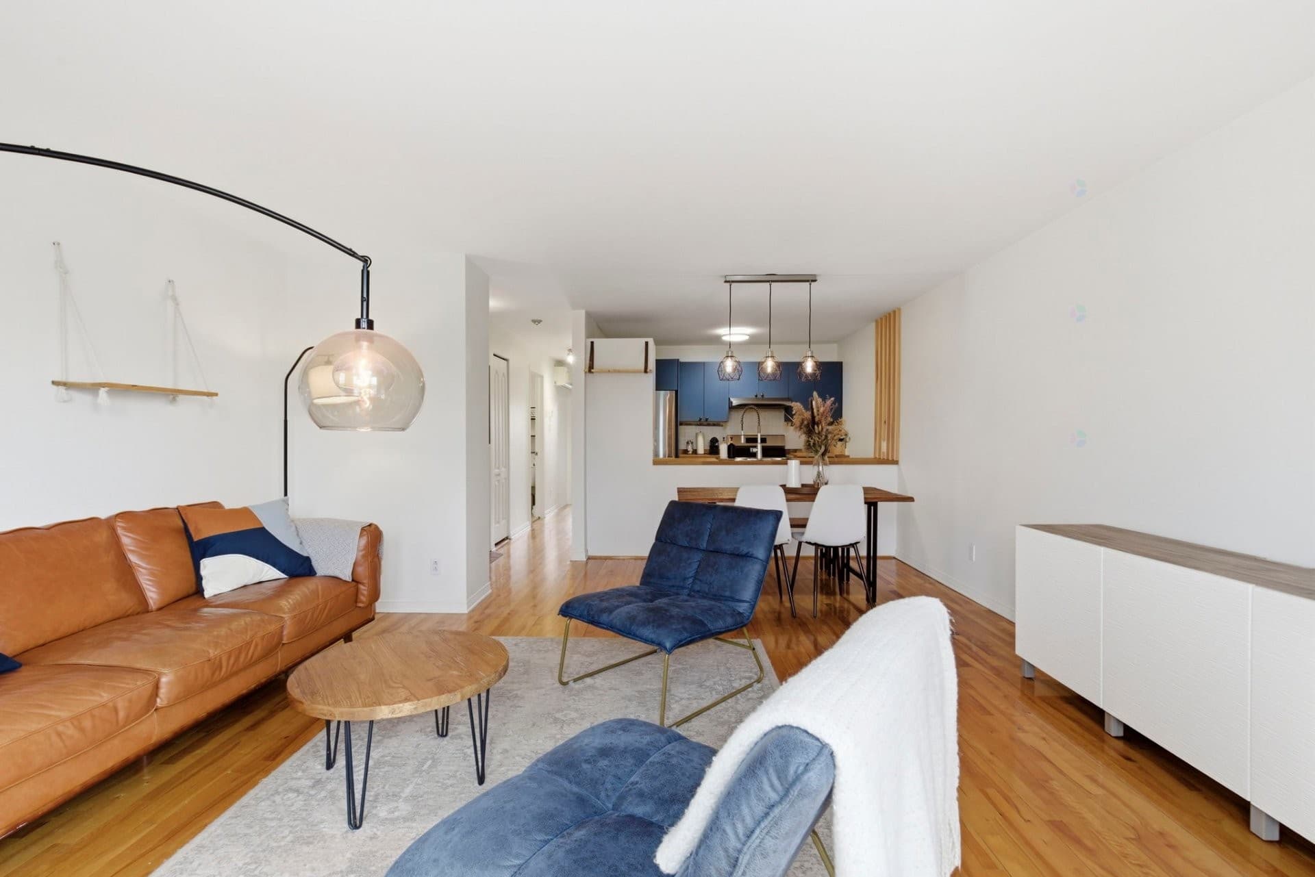 DISPONIBLE IMMÉDIATEMENT - CONDO ENTIÈREMENT MEUBLÉ, LUMINEUX AVEC VUE DÉGAGÉE. Espace de vie à aire ouverte. 2 chambres à coucher fermées. Cuisine ultra-fonctionnelle avec de nombreux rangements. Vaste salle de bain avec baignoire podium et douche séparée. Grande terrasse privée. Planchers de bois franc. Vivez à seulement quelques pas du parc Villeray, d'une épicerie et des adresses gourmandes de la Rue Jarry ! Une visite s'impose !