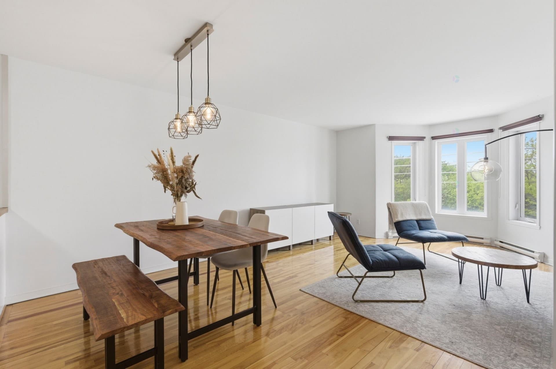 DISPONIBLE IMMÉDIATEMENT - CONDO ENTIÈREMENT MEUBLÉ, LUMINEUX AVEC VUE DÉGAGÉE. Espace de vie à aire ouverte. 2 chambres à coucher fermées. Cuisine ultra-fonctionnelle avec de nombreux rangements. Vaste salle de bain avec baignoire podium et douche séparée. Grande terrasse privée. Planchers de bois franc. Vivez à seulement quelques pas du parc Villeray, d'une épicerie et des adresses gourmandes de la Rue Jarry ! Une visite s'impose !