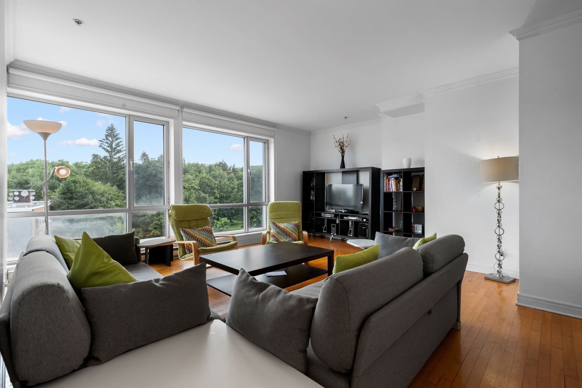 À Louer 2 290,00 $ / Mensuel 4410   Ch. de la Côte-des-Neiges  , 401,   Westmount,     QC H3V1E6 Isolé 2 Chambres à coucher 2 Salles de bain 0 Salle de bains partielle.

### Résumé de la propriété
- Style de bâtiment : Isolé
- Nbre d'espaces de stationnement : 1
- Stationnement : Oui
- Superficie habitable (approx): 998 Pieds carrés
- Bâti en : 2001
- Chambres : 2
- Salle(s) de bains (complète(s)) : 2
- Salle(s) de bains partielle(s) : 0
- Zonage : Residential

### Caractéristiques du bâtiment :
- Commodités offertes par l'association: Ascenseur
- Bathroom Features: Salle de bains attenante à la CCP
- Murs mitoyens: Isolé (détaché)
- Meublé: Partiellement
- Étages: À un étage
- Parking Features: Simple largeur
- Animaux permis: Animaux non permis
- Égout: Municipalité
- Type de structure: Appartement
- Services publics: Eau raccordée, Égout raccordé
- Source d'eau: Municipalité

### Pièces
- Salon: Niveau : 4e niveau 
- Coin-repas: Niveau : 4e niveau 
- Bureau: Niveau : 4e niveau 
- Cuisine: Niveau : 4e niveau 
- Chambre principale: Niveau : 4e niveau 
- Salle de bains: Niveau : 4e niveau 
- Chambre: Niveau : 4e niveau
- Salle d'eau: Niveau : 4e niveau