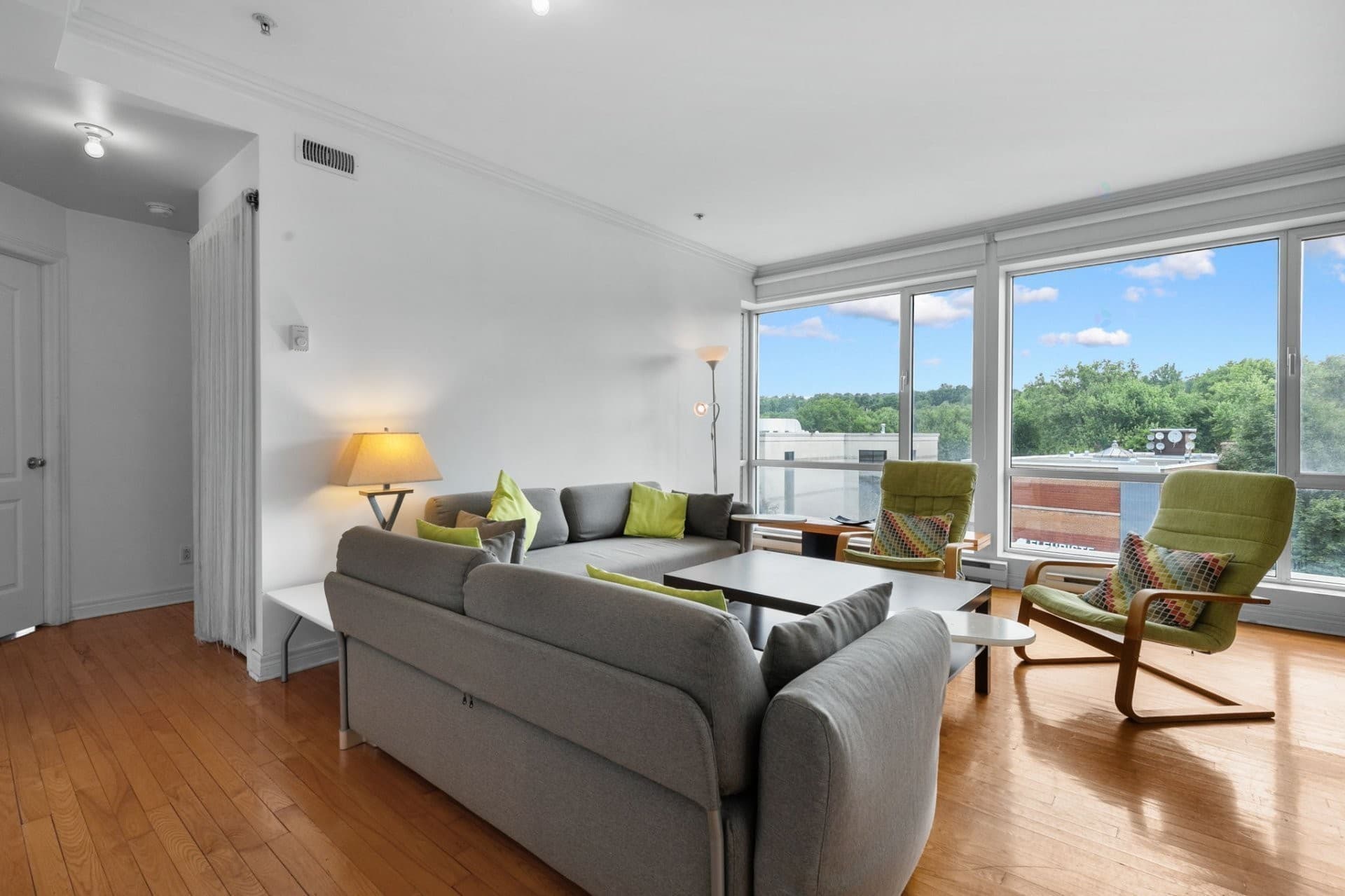 À Louer 2 290,00 $ / Mensuel 4410   Ch. de la Côte-des-Neiges  , 401,   Westmount,     QC H3V1E6 Isolé 2 Chambres à coucher 2 Salles de bain 0 Salle de bains partielle.

### Résumé de la propriété
- Style de bâtiment : Isolé
- Nbre d'espaces de stationnement : 1
- Stationnement : Oui
- Superficie habitable (approx): 998 Pieds carrés
- Bâti en : 2001
- Chambres : 2
- Salle(s) de bains (complète(s)) : 2
- Salle(s) de bains partielle(s) : 0
- Zonage : Residential

### Caractéristiques du bâtiment :
- Commodités offertes par l'association: Ascenseur
- Bathroom Features: Salle de bains attenante à la CCP
- Murs mitoyens: Isolé (détaché)
- Meublé: Partiellement
- Étages: À un étage
- Parking Features: Simple largeur
- Animaux permis: Animaux non permis
- Égout: Municipalité
- Type de structure: Appartement
- Services publics: Eau raccordée, Égout raccordé
- Source d'eau: Municipalité

### Pièces
- Salon: Niveau : 4e niveau 
- Coin-repas: Niveau : 4e niveau 
- Bureau: Niveau : 4e niveau 
- Cuisine: Niveau : 4e niveau 
- Chambre principale: Niveau : 4e niveau 
- Salle de bains: Niveau : 4e niveau 
- Chambre: Niveau : 4e niveau
- Salle d'eau: Niveau : 4e niveau