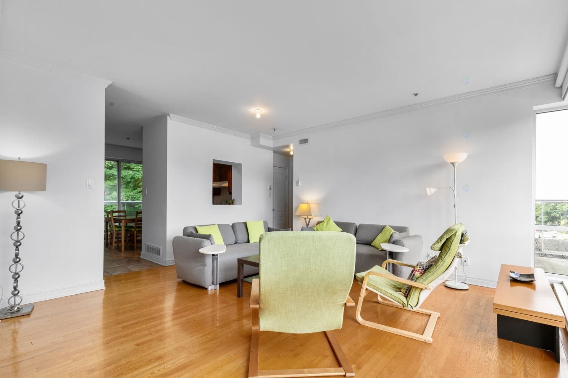 À Louer 2 290,00 $ / Mensuel 4410   Ch. de la Côte-des-Neiges  , 401,   Westmount,     QC H3V1E6 Isolé 2 Chambres à coucher 2 Salles de bain 0 Salle de bains partielle.

### Résumé de la propriété
- Style de bâtiment : Isolé
- Nbre d'espaces de stationnement : 1
- Stationnement : Oui
- Superficie habitable (approx): 998 Pieds carrés
- Bâti en : 2001
- Chambres : 2
- Salle(s) de bains (complète(s)) : 2
- Salle(s) de bains partielle(s) : 0
- Zonage : Residential

### Caractéristiques du bâtiment :
- Commodités offertes par l'association: Ascenseur
- Bathroom Features: Salle de bains attenante à la CCP
- Murs mitoyens: Isolé (détaché)
- Meublé: Partiellement
- Étages: À un étage
- Parking Features: Simple largeur
- Animaux permis: Animaux non permis
- Égout: Municipalité
- Type de structure: Appartement
- Services publics: Eau raccordée, Égout raccordé
- Source d'eau: Municipalité

### Pièces
- Salon: Niveau : 4e niveau 
- Coin-repas: Niveau : 4e niveau 
- Bureau: Niveau : 4e niveau 
- Cuisine: Niveau : 4e niveau 
- Chambre principale: Niveau : 4e niveau 
- Salle de bains: Niveau : 4e niveau 
- Chambre: Niveau : 4e niveau
- Salle d'eau: Niveau : 4e niveau