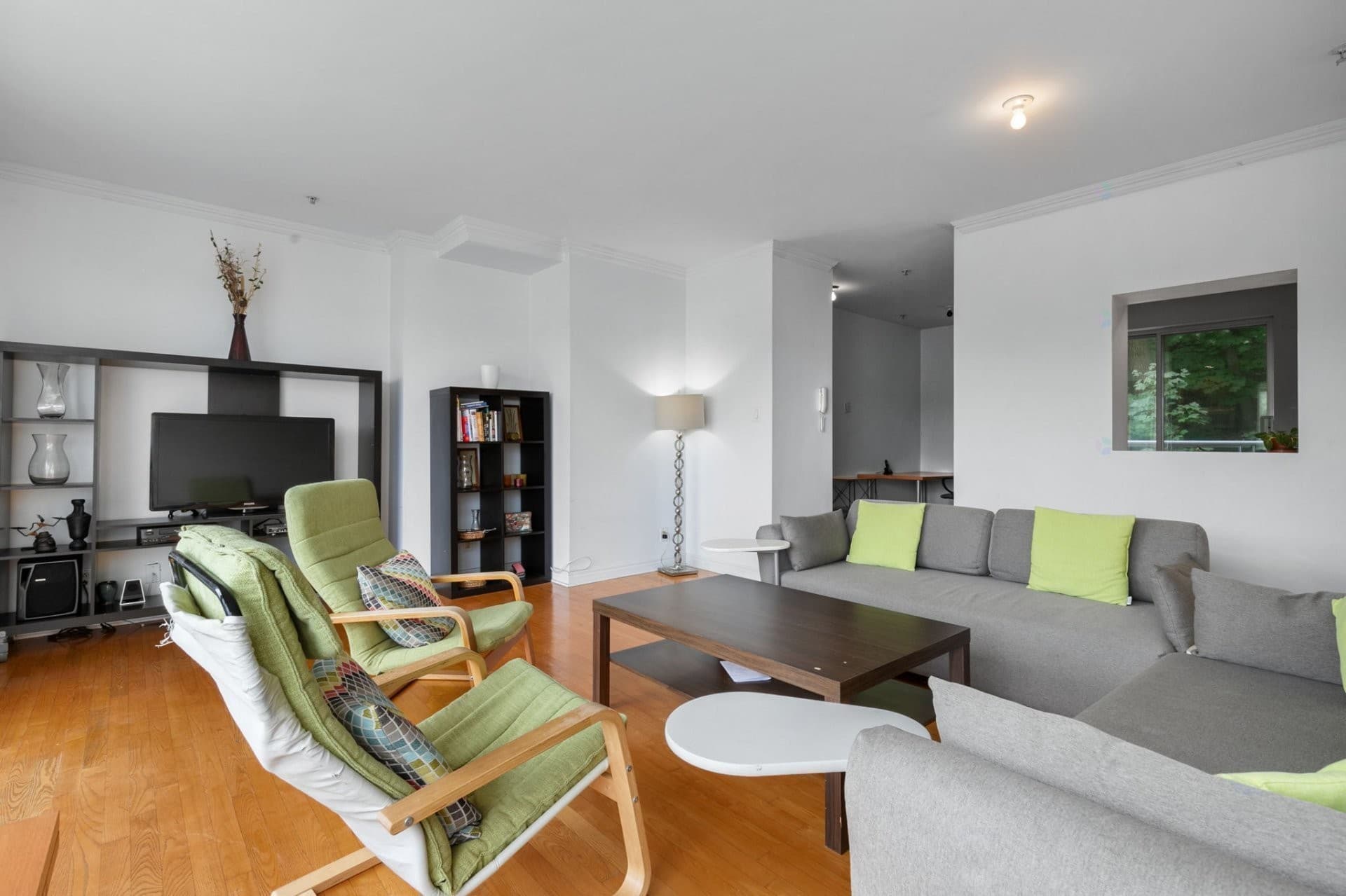 À Louer 2 290,00 $ / Mensuel 4410   Ch. de la Côte-des-Neiges  , 401,   Westmount,     QC H3V1E6 Isolé 2 Chambres à coucher 2 Salles de bain 0 Salle de bains partielle.

### Résumé de la propriété
- Style de bâtiment : Isolé
- Nbre d'espaces de stationnement : 1
- Stationnement : Oui
- Superficie habitable (approx): 998 Pieds carrés
- Bâti en : 2001
- Chambres : 2
- Salle(s) de bains (complète(s)) : 2
- Salle(s) de bains partielle(s) : 0
- Zonage : Residential

### Caractéristiques du bâtiment :
- Commodités offertes par l'association: Ascenseur
- Bathroom Features: Salle de bains attenante à la CCP
- Murs mitoyens: Isolé (détaché)
- Meublé: Partiellement
- Étages: À un étage
- Parking Features: Simple largeur
- Animaux permis: Animaux non permis
- Égout: Municipalité
- Type de structure: Appartement
- Services publics: Eau raccordée, Égout raccordé
- Source d'eau: Municipalité

### Pièces
- Salon: Niveau : 4e niveau 
- Coin-repas: Niveau : 4e niveau 
- Bureau: Niveau : 4e niveau 
- Cuisine: Niveau : 4e niveau 
- Chambre principale: Niveau : 4e niveau 
- Salle de bains: Niveau : 4e niveau 
- Chambre: Niveau : 4e niveau
- Salle d'eau: Niveau : 4e niveau