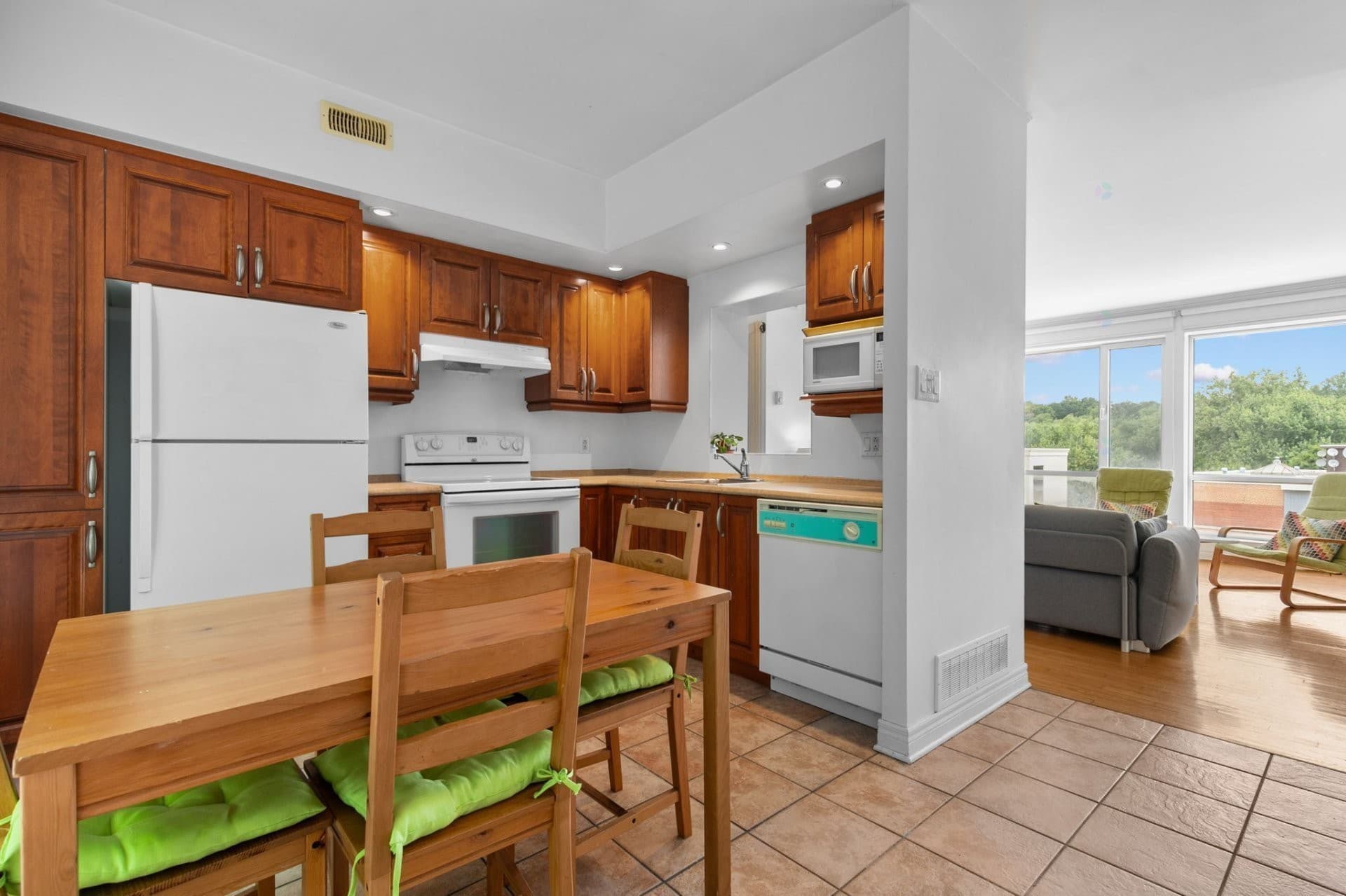 À Louer 2 290,00 $ / Mensuel 4410   Ch. de la Côte-des-Neiges  , 401,   Westmount,     QC H3V1E6 Isolé 2 Chambres à coucher 2 Salles de bain 0 Salle de bains partielle.

### Résumé de la propriété
- Style de bâtiment : Isolé
- Nbre d'espaces de stationnement : 1
- Stationnement : Oui
- Superficie habitable (approx): 998 Pieds carrés
- Bâti en : 2001
- Chambres : 2
- Salle(s) de bains (complète(s)) : 2
- Salle(s) de bains partielle(s) : 0
- Zonage : Residential

### Caractéristiques du bâtiment :
- Commodités offertes par l'association: Ascenseur
- Bathroom Features: Salle de bains attenante à la CCP
- Murs mitoyens: Isolé (détaché)
- Meublé: Partiellement
- Étages: À un étage
- Parking Features: Simple largeur
- Animaux permis: Animaux non permis
- Égout: Municipalité
- Type de structure: Appartement
- Services publics: Eau raccordée, Égout raccordé
- Source d'eau: Municipalité

### Pièces
- Salon: Niveau : 4e niveau 
- Coin-repas: Niveau : 4e niveau 
- Bureau: Niveau : 4e niveau 
- Cuisine: Niveau : 4e niveau 
- Chambre principale: Niveau : 4e niveau 
- Salle de bains: Niveau : 4e niveau 
- Chambre: Niveau : 4e niveau
- Salle d'eau: Niveau : 4e niveau