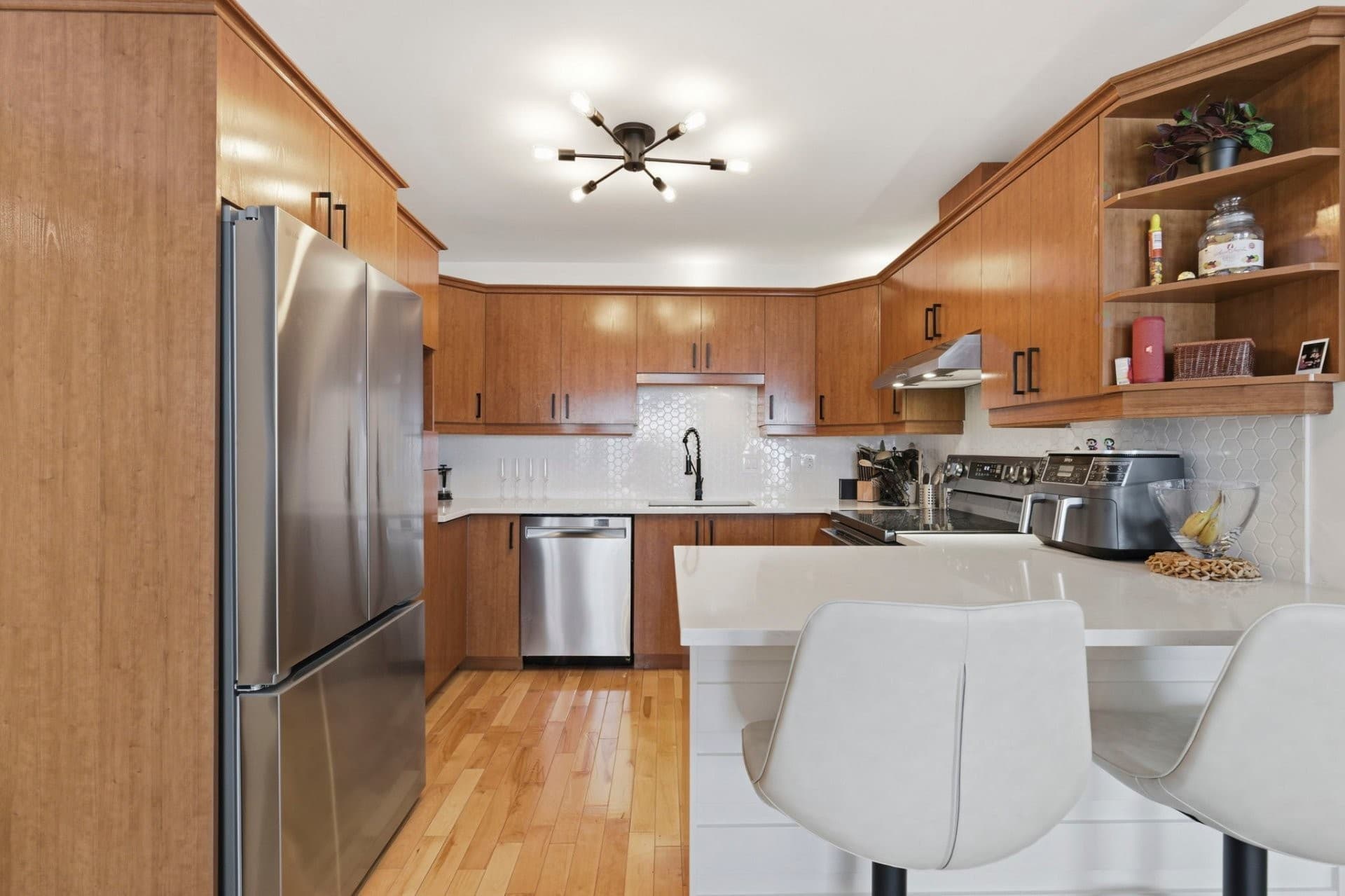 **DISPONIBLE pour une location de 6 mois du 30 Mai 2026 au 30 Novembre 2026. Offert meublé et équipé !** Rare sur le marché, magnifique condo de 1160 pi² situé au dernier étage avec garage. Lumineux et soigneusement entretenu, il offre de vastes espaces de vie à aire ouverte, une grande fenestration et deux belles terrasses. Les chambres sont spacieuses et chacune possède son walk-in. Situé dans un secteur recherché près des commerces, restaurants et transports en commun. Une occasion à ne pas manquer!

#### Inclusions :
Meubles (tel que sur les photos), garage.
#### Exclusions :
Internet, électricité, chauffage.