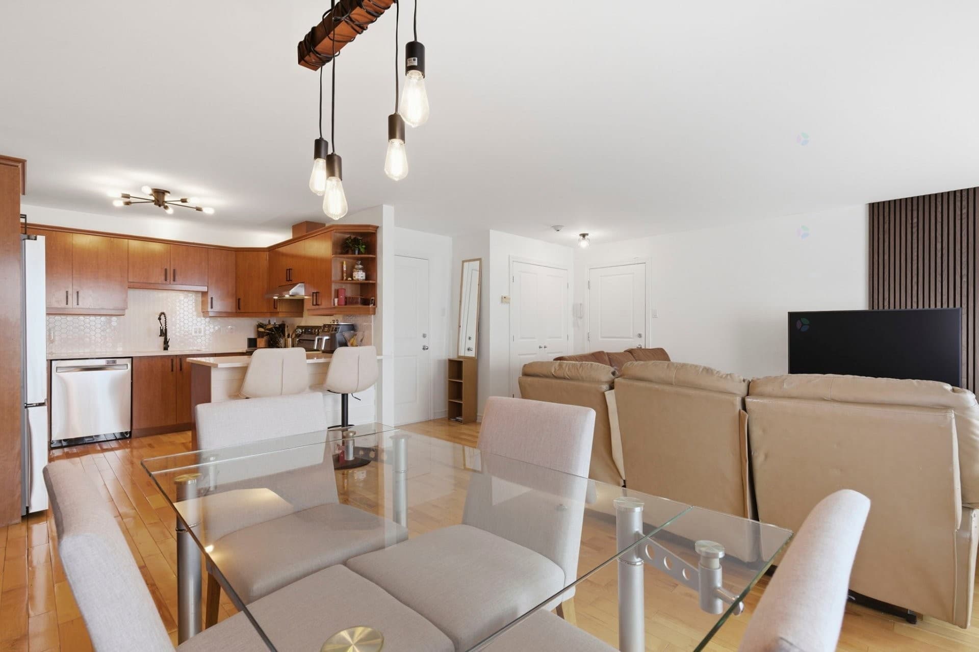 **DISPONIBLE pour une location de 6 mois du 30 Mai 2026 au 30 Novembre 2026. Offert meublé et équipé !** Rare sur le marché, magnifique condo de 1160 pi² situé au dernier étage avec garage. Lumineux et soigneusement entretenu, il offre de vastes espaces de vie à aire ouverte, une grande fenestration et deux belles terrasses. Les chambres sont spacieuses et chacune possède son walk-in. Situé dans un secteur recherché près des commerces, restaurants et transports en commun. Une occasion à ne pas manquer!

#### Inclusions :
Meubles (tel que sur les photos), garage.
#### Exclusions :
Internet, électricité, chauffage.