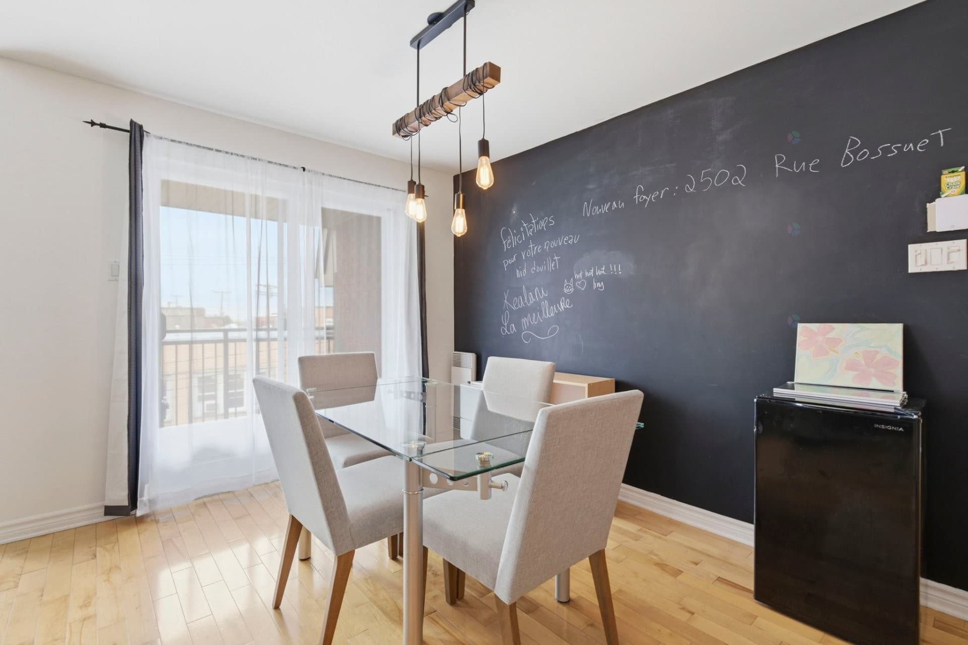 **DISPONIBLE pour une location de 6 mois du 30 Mai 2026 au 30 Novembre 2026. Offert meublé et équipé !** Rare sur le marché, magnifique condo de 1160 pi² situé au dernier étage avec garage. Lumineux et soigneusement entretenu, il offre de vastes espaces de vie à aire ouverte, une grande fenestration et deux belles terrasses. Les chambres sont spacieuses et chacune possède son walk-in. Situé dans un secteur recherché près des commerces, restaurants et transports en commun. Une occasion à ne pas manquer!

#### Inclusions :
Meubles (tel que sur les photos), garage.
#### Exclusions :
Internet, électricité, chauffage.