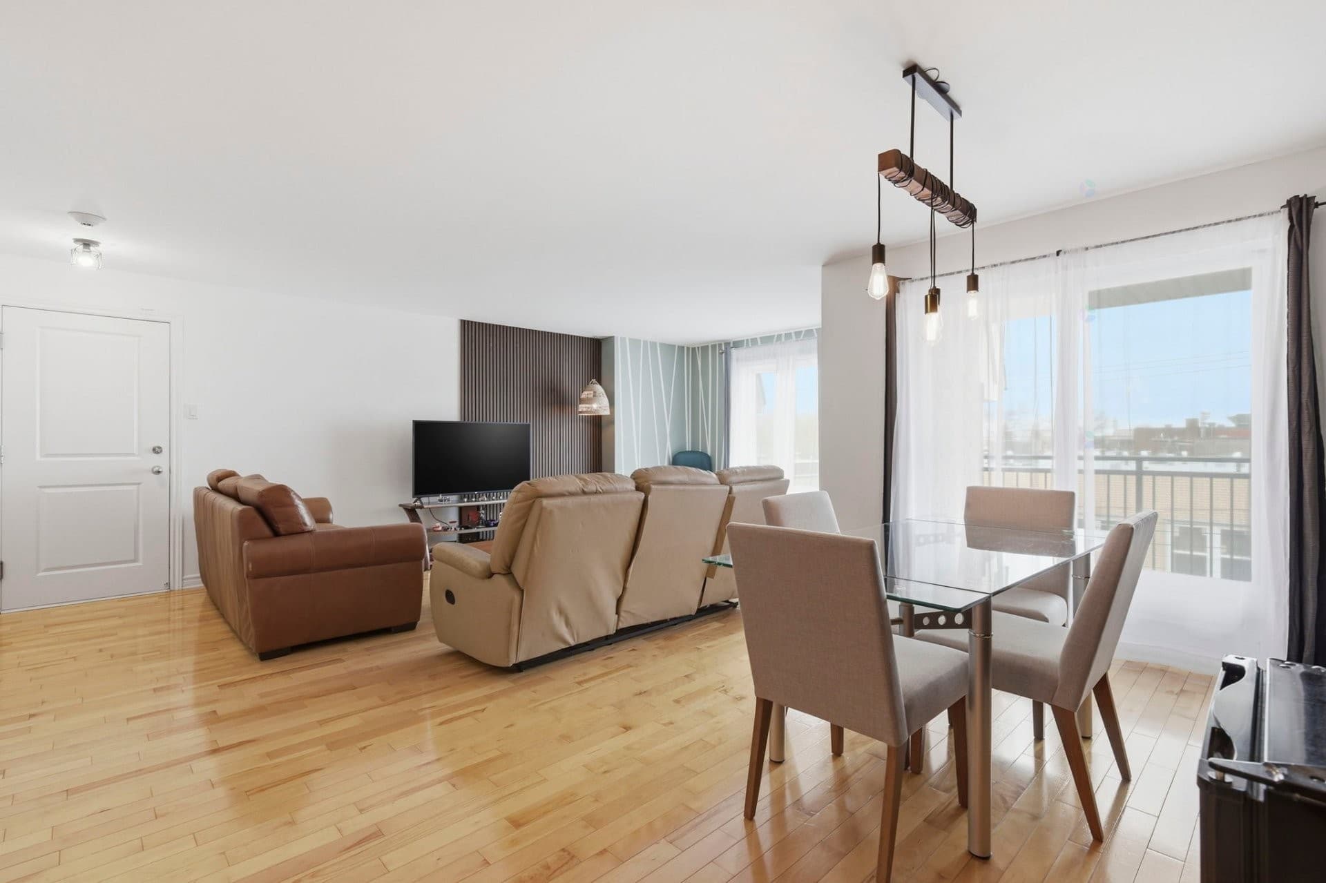 **DISPONIBLE pour une location de 6 mois du 30 Mai 2026 au 30 Novembre 2026. Offert meublé et équipé !** Rare sur le marché, magnifique condo de 1160 pi² situé au dernier étage avec garage. Lumineux et soigneusement entretenu, il offre de vastes espaces de vie à aire ouverte, une grande fenestration et deux belles terrasses. Les chambres sont spacieuses et chacune possède son walk-in. Situé dans un secteur recherché près des commerces, restaurants et transports en commun. Une occasion à ne pas manquer!

#### Inclusions :
Meubles (tel que sur les photos), garage.
#### Exclusions :
Internet, électricité, chauffage.