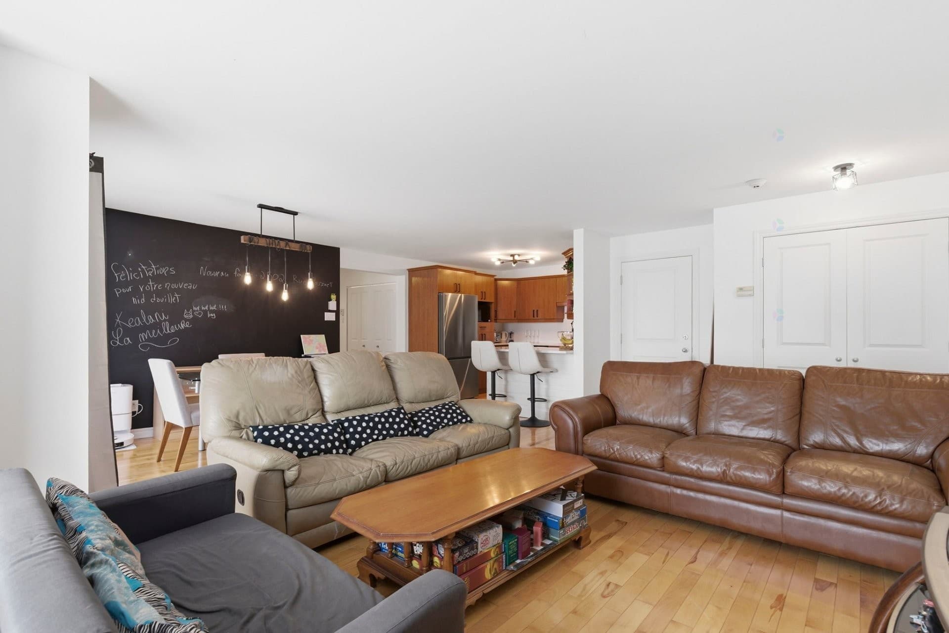 **DISPONIBLE pour une location de 6 mois du 30 Mai 2026 au 30 Novembre 2026. Offert meublé et équipé !** Rare sur le marché, magnifique condo de 1160 pi² situé au dernier étage avec garage. Lumineux et soigneusement entretenu, il offre de vastes espaces de vie à aire ouverte, une grande fenestration et deux belles terrasses. Les chambres sont spacieuses et chacune possède son walk-in. Situé dans un secteur recherché près des commerces, restaurants et transports en commun. Une occasion à ne pas manquer!

#### Inclusions :
Meubles (tel que sur les photos), garage.
#### Exclusions :
Internet, électricité, chauffage.