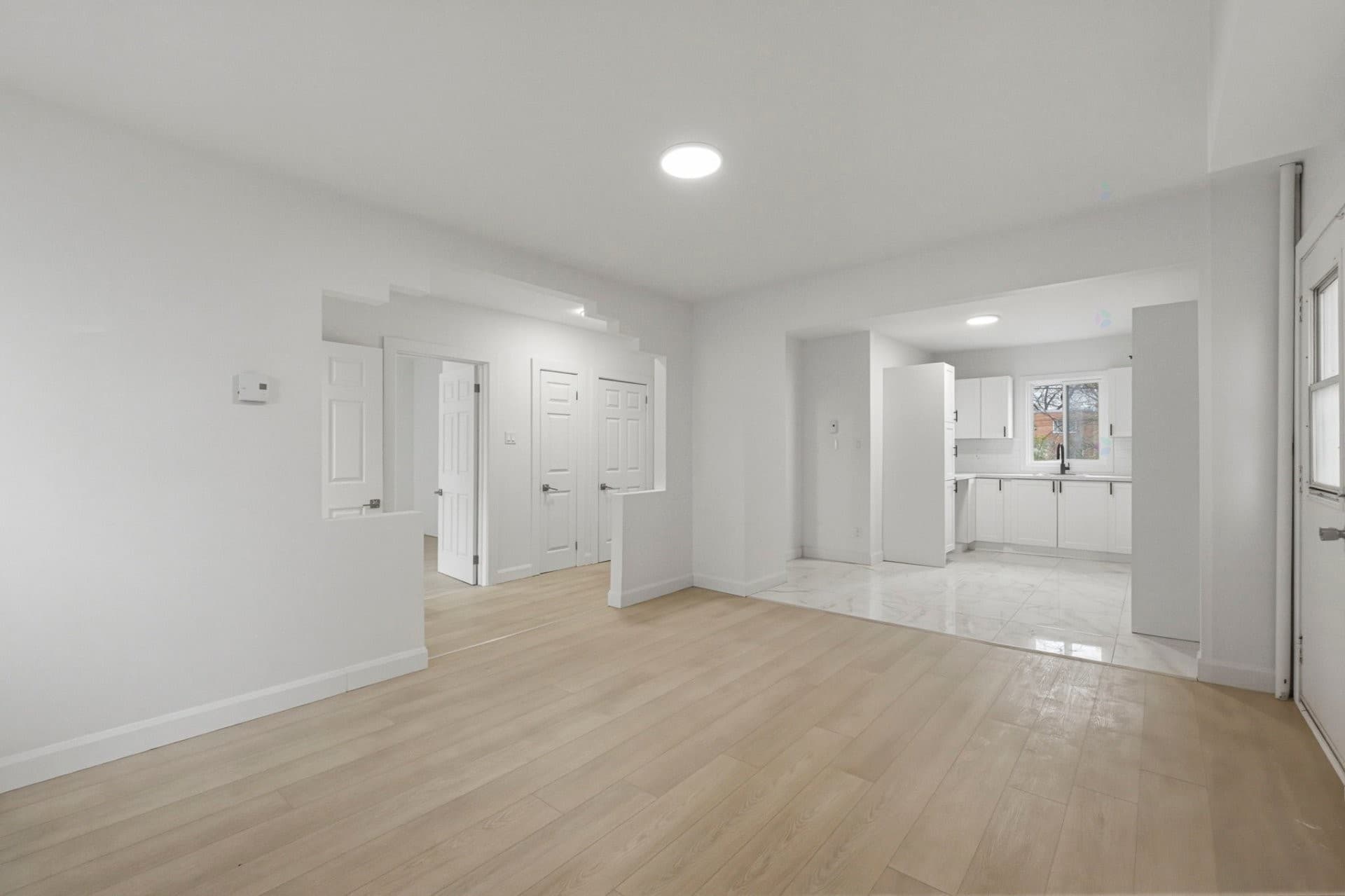 DISPONIBLE IMMÉDIATEMENT. Maison entièrement rénovée à neuf ! Votre chance d'être le premier à emménager. Deux très grandes chambres au RDC dont une avec espace bureau. Cuisine moderne à aire ouverte. Au sous-sol, deux chambres de belles dimensions avec entrée indépendante et salle de bain. Salle familiale, espace rangement et salle de lavage. Grande cour privée avec beaucoup de potentiel. Stationnement et garage.