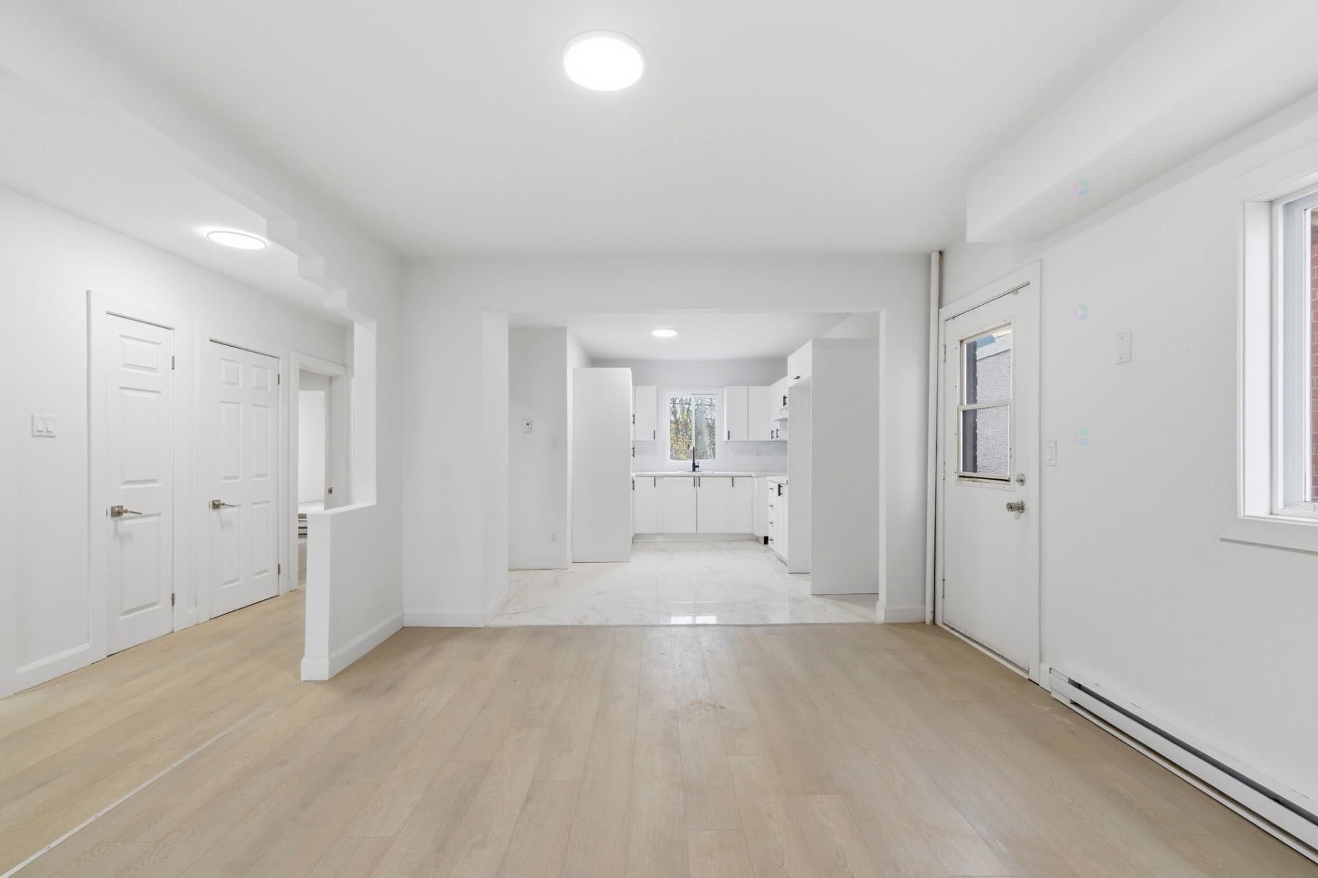 DISPONIBLE IMMÉDIATEMENT. Maison entièrement rénovée à neuf ! Votre chance d'être le premier à emménager. Deux très grandes chambres au RDC dont une avec espace bureau. Cuisine moderne à aire ouverte. Au sous-sol, deux chambres de belles dimensions avec entrée indépendante et salle de bain. Salle familiale, espace rangement et salle de lavage. Grande cour privée avec beaucoup de potentiel. Stationnement et garage.