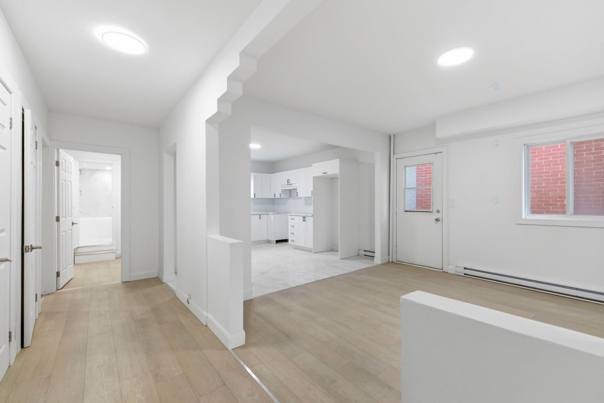 DISPONIBLE IMMÉDIATEMENT. Maison entièrement rénovée à neuf ! Votre chance d'être le premier à emménager. Deux très grandes chambres au RDC dont une avec espace bureau. Cuisine moderne à aire ouverte. Au sous-sol, deux chambres de belles dimensions avec entrée indépendante et salle de bain. Salle familiale, espace rangement et salle de lavage. Grande cour privée avec beaucoup de potentiel. Stationnement et garage.