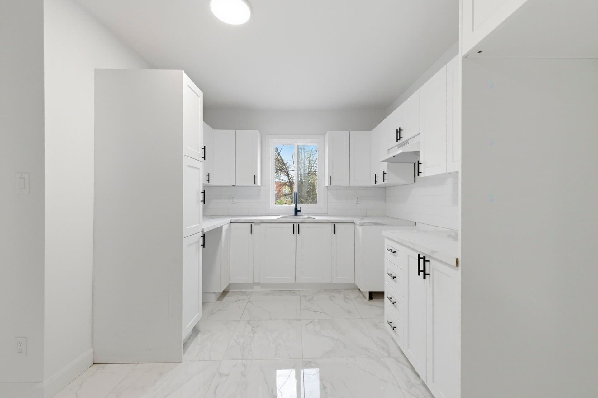 DISPONIBLE IMMÉDIATEMENT. Maison entièrement rénovée à neuf ! Votre chance d'être le premier à emménager. Deux très grandes chambres au RDC dont une avec espace bureau. Cuisine moderne à aire ouverte. Au sous-sol, deux chambres de belles dimensions avec entrée indépendante et salle de bain. Salle familiale, espace rangement et salle de lavage. Grande cour privée avec beaucoup de potentiel. Stationnement et garage.