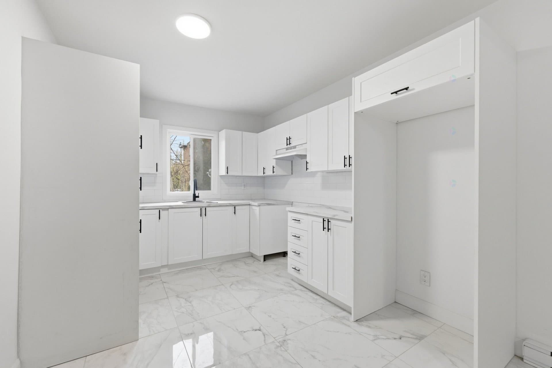 DISPONIBLE IMMÉDIATEMENT. Maison entièrement rénovée à neuf ! Votre chance d'être le premier à emménager. Deux très grandes chambres au RDC dont une avec espace bureau. Cuisine moderne à aire ouverte. Au sous-sol, deux chambres de belles dimensions avec entrée indépendante et salle de bain. Salle familiale, espace rangement et salle de lavage. Grande cour privée avec beaucoup de potentiel. Stationnement et garage.