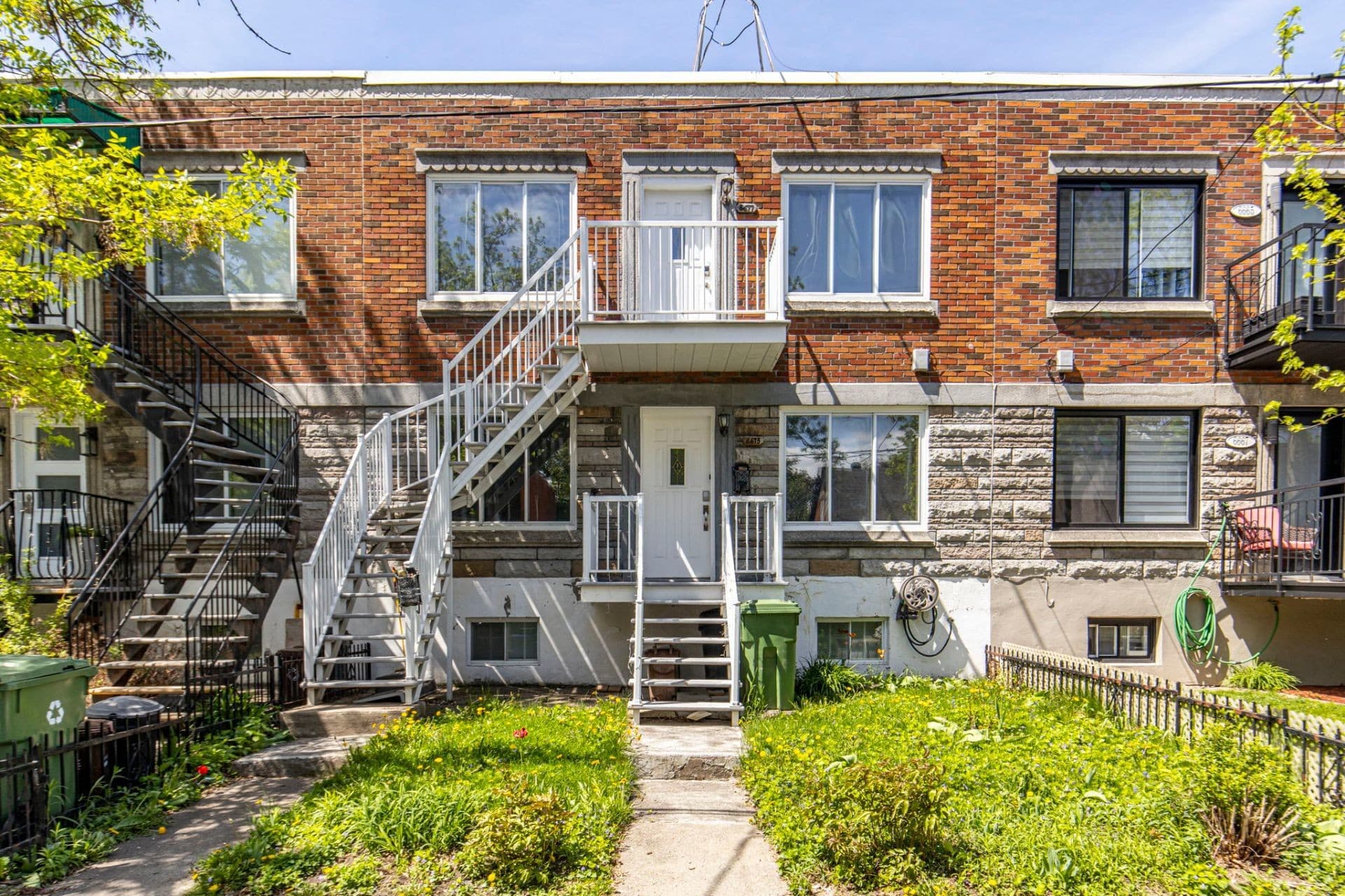 SPACIEUX 6½ SUR DEUX NIVEAUX AU COeur DE VILLE-ÉMARD -- DISPONIBLE IMMÉDIATEMENT - Magnifique logement entièrement meublé occupant le rez-de-chaussée et le sous-sol d'un duplex dans le secteur recherché de Ville-Émard. Offrant 4 chambres à coucher, dont 2 au RDC et 2 au sous-sol, ce logement se distingue par sa grande cuisine fonctionnelle, sa belle luminosité naturelle, ses magnifiques planchers de bois franc et son vaste espace de rangement au sous-sol. À l'extérieur, profitez d'une cour privée ainsi que d'un espace de stationnement. La location est offerte tout inclus : meubles, électricité, chauffage et Internet. Idéalement situé ! Inclusions : Électroménagers, meubles tels que sur les photos, électricité, chauffage, internet, stationnement.