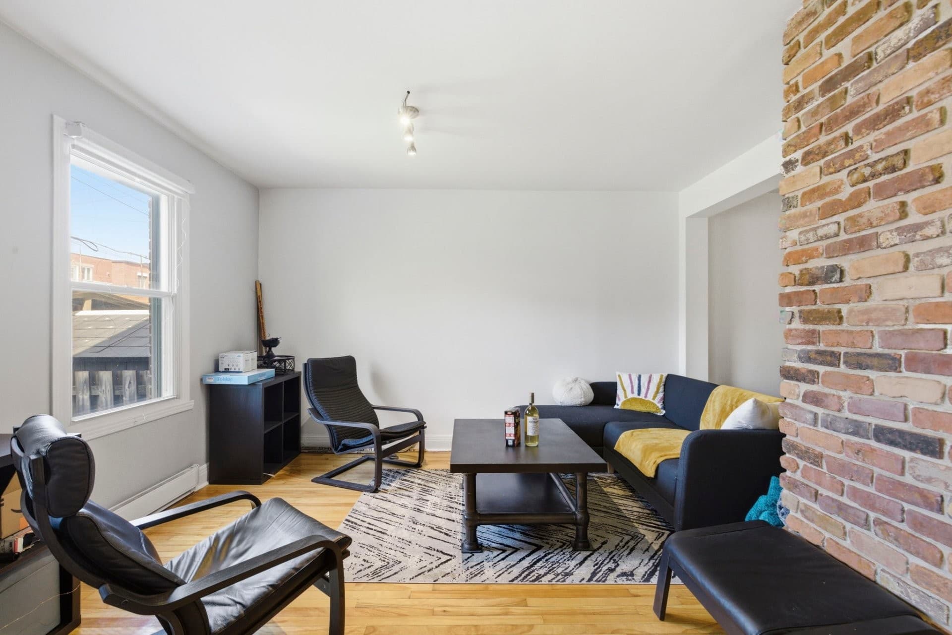 SPACIEUX 6½ SUR DEUX NIVEAUX AU COeur DE VILLE-ÉMARD -- DISPONIBLE IMMÉDIATEMENT - Magnifique logement entièrement meublé occupant le rez-de-chaussée et le sous-sol d'un duplex dans le secteur recherché de Ville-Émard. Offrant 4 chambres à coucher, dont 2 au RDC et 2 au sous-sol, ce logement se distingue par sa grande cuisine fonctionnelle, sa belle luminosité naturelle, ses magnifiques planchers de bois franc et son vaste espace de rangement au sous-sol. À l'extérieur, profitez d'une cour privée ainsi que d'un espace de stationnement. La location est offerte tout inclus : meubles, électricité, chauffage et Internet. Idéalement situé ! Inclusions : Électroménagers, meubles tels que sur les photos, électricité, chauffage, internet, stationnement.