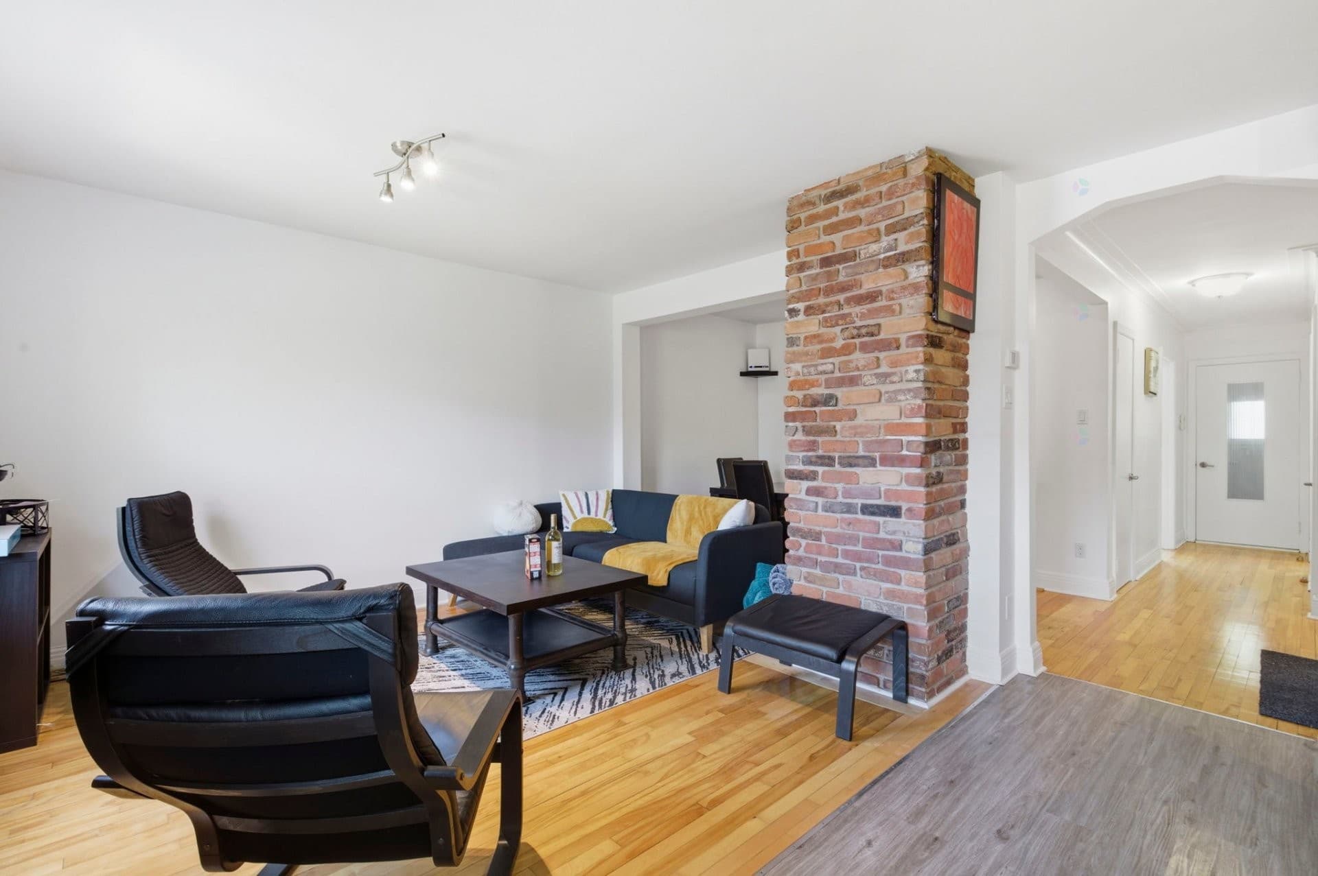 SPACIEUX 6½ SUR DEUX NIVEAUX AU COeur DE VILLE-ÉMARD -- DISPONIBLE IMMÉDIATEMENT - Magnifique logement entièrement meublé occupant le rez-de-chaussée et le sous-sol d'un duplex dans le secteur recherché de Ville-Émard. Offrant 4 chambres à coucher, dont 2 au RDC et 2 au sous-sol, ce logement se distingue par sa grande cuisine fonctionnelle, sa belle luminosité naturelle, ses magnifiques planchers de bois franc et son vaste espace de rangement au sous-sol. À l'extérieur, profitez d'une cour privée ainsi que d'un espace de stationnement. La location est offerte tout inclus : meubles, électricité, chauffage et Internet. Idéalement situé ! Inclusions : Électroménagers, meubles tels que sur les photos, électricité, chauffage, internet, stationnement.