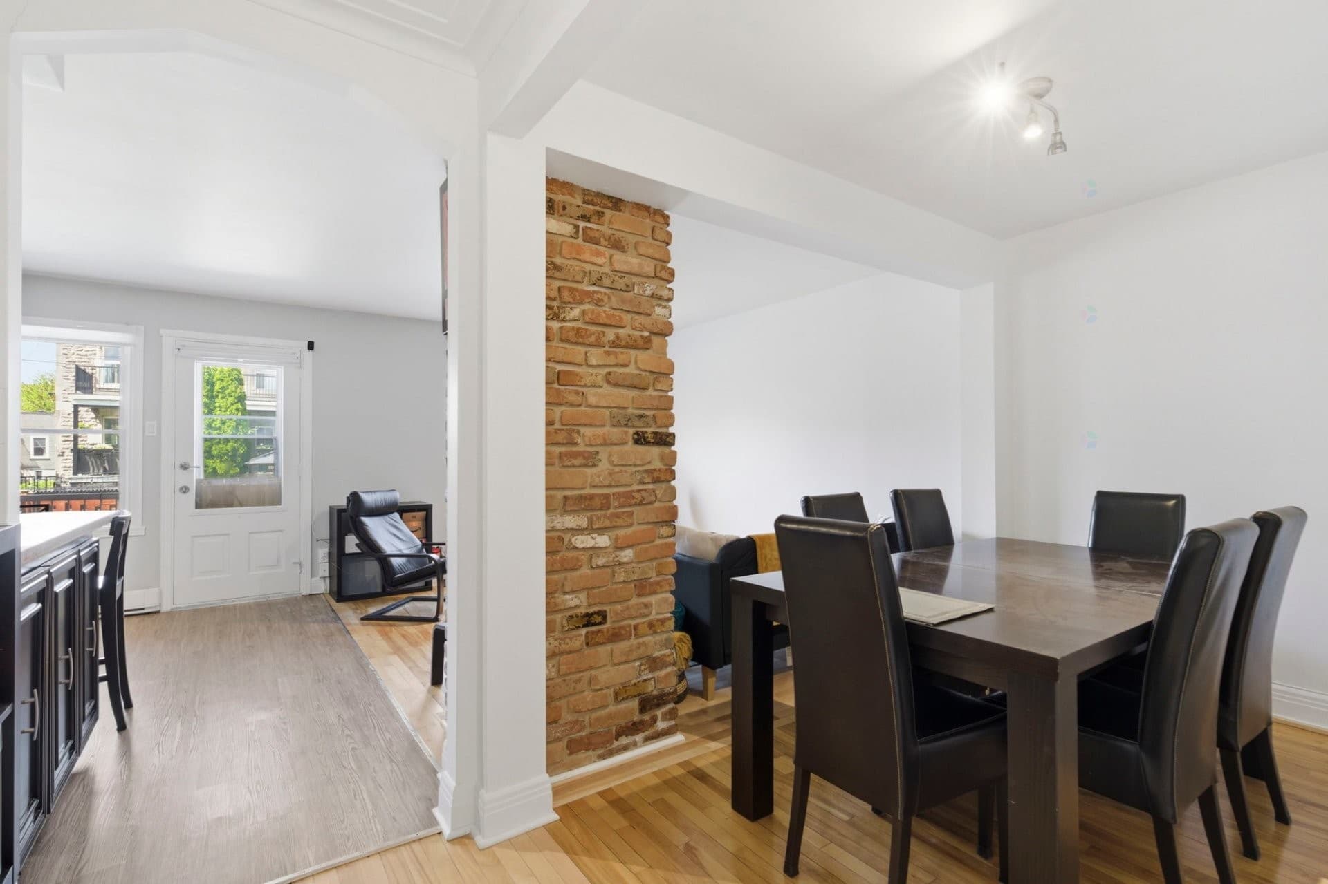 SPACIEUX 6½ SUR DEUX NIVEAUX AU COeur DE VILLE-ÉMARD -- DISPONIBLE IMMÉDIATEMENT - Magnifique logement entièrement meublé occupant le rez-de-chaussée et le sous-sol d'un duplex dans le secteur recherché de Ville-Émard. Offrant 4 chambres à coucher, dont 2 au RDC et 2 au sous-sol, ce logement se distingue par sa grande cuisine fonctionnelle, sa belle luminosité naturelle, ses magnifiques planchers de bois franc et son vaste espace de rangement au sous-sol. À l'extérieur, profitez d'une cour privée ainsi que d'un espace de stationnement. La location est offerte tout inclus : meubles, électricité, chauffage et Internet. Idéalement situé ! Inclusions : Électroménagers, meubles tels que sur les photos, électricité, chauffage, internet, stationnement.