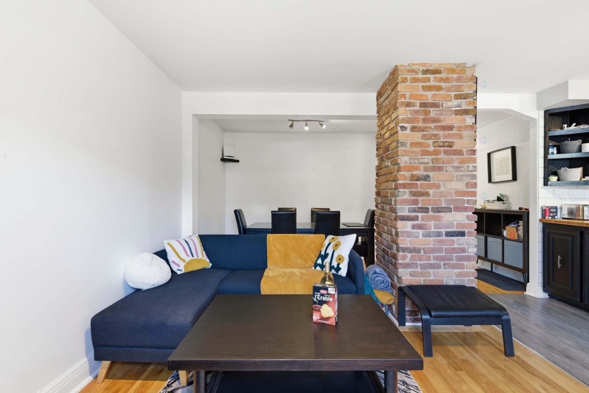 SPACIEUX 6½ SUR DEUX NIVEAUX AU COeur DE VILLE-ÉMARD -- DISPONIBLE IMMÉDIATEMENT - Magnifique logement entièrement meublé occupant le rez-de-chaussée et le sous-sol d'un duplex dans le secteur recherché de Ville-Émard. Offrant 4 chambres à coucher, dont 2 au RDC et 2 au sous-sol, ce logement se distingue par sa grande cuisine fonctionnelle, sa belle luminosité naturelle, ses magnifiques planchers de bois franc et son vaste espace de rangement au sous-sol. À l'extérieur, profitez d'une cour privée ainsi que d'un espace de stationnement. La location est offerte tout inclus : meubles, électricité, chauffage et Internet. Idéalement situé ! Inclusions : Électroménagers, meubles tels que sur les photos, électricité, chauffage, internet, stationnement.