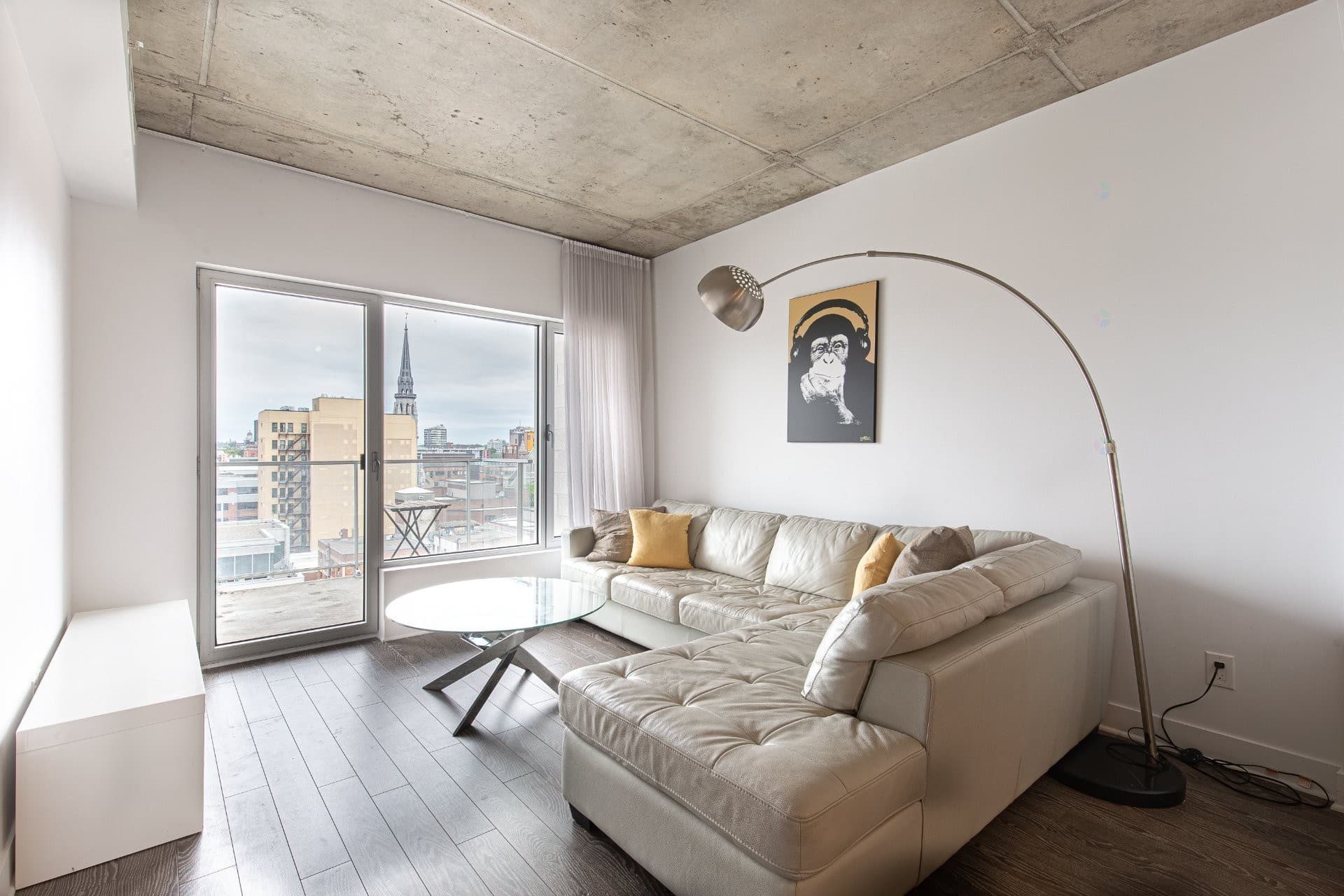 3 1/2 SEMI MEUBLÉ DISPONIBLE AU 1er Septembre 2026 - AU 11e ÉTAGE AVEC TERRASSE PRIVÉE ET VUE EXCEPTIONNELLE - GYM / PISCINE EXTÉRIEURE **Le METROPOLE**. Charmant condo d'une chambre fermée au 11ème étage du Métropole. Belle aire de vie ouverte. Terrasse avec vue. Cuisine équipée. Salle de bains moderne. Walk-in. Garage inclus. Au coeur du quartier latin et du centre-ville. En face du CHUM et de l'UQAM. Métro Berri-Uqam à 4 min à pieds. Inclusions: Four, frigo, lave-vaisselle, laveuse-sécheuse, garage.

LES CONDITIONS SUIVANTES DOIVENT FAIRE PARTIE INTÉGRANTE DE TOUTE PROMESSE DE LOCATION:

- Enquête de crédit et références obligatoires;
- Les animaux ne sont pas autorisés;
- La sous-location de type Airbnb est strictement interdite;
- Le logement est réputé non-fumeur, ceci incluant le tabac, le cannabis et le vapotage;
- Le locataire s'engage à ne pas cultiver de marijuana et/ou cannabis;
- Le locataire devra fournir au locateur une preuve d'assurance responsabilité civile de 2M$ avant l'occupation;
- Le locataire s'engage à payer le 1er mois de loyer dès la signature du bail;
- Le locataire s'engage à respecter tous les règlements de l'immeuble;
- Le locataire s'engage à payer, le cas échéant, les frais de déménagement au gestionnaire de l'immeuble.
