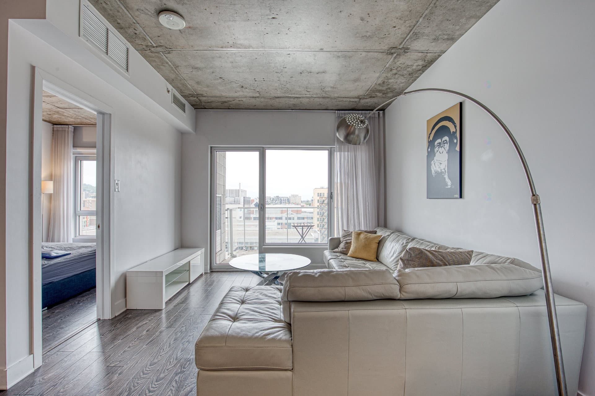 3 1/2 SEMI MEUBLÉ DISPONIBLE AU 1er Septembre 2026 - AU 11e ÉTAGE AVEC TERRASSE PRIVÉE ET VUE EXCEPTIONNELLE - GYM / PISCINE EXTÉRIEURE **Le METROPOLE**. Charmant condo d'une chambre fermée au 11ème étage du Métropole. Belle aire de vie ouverte. Terrasse avec vue. Cuisine équipée. Salle de bains moderne. Walk-in. Garage inclus. Au coeur du quartier latin et du centre-ville. En face du CHUM et de l'UQAM. Métro Berri-Uqam à 4 min à pieds. Inclusions: Four, frigo, lave-vaisselle, laveuse-sécheuse, garage.

LES CONDITIONS SUIVANTES DOIVENT FAIRE PARTIE INTÉGRANTE DE TOUTE PROMESSE DE LOCATION:

- Enquête de crédit et références obligatoires;
- Les animaux ne sont pas autorisés;
- La sous-location de type Airbnb est strictement interdite;
- Le logement est réputé non-fumeur, ceci incluant le tabac, le cannabis et le vapotage;
- Le locataire s'engage à ne pas cultiver de marijuana et/ou cannabis;
- Le locataire devra fournir au locateur une preuve d'assurance responsabilité civile de 2M$ avant l'occupation;
- Le locataire s'engage à payer le 1er mois de loyer dès la signature du bail;
- Le locataire s'engage à respecter tous les règlements de l'immeuble;
- Le locataire s'engage à payer, le cas échéant, les frais de déménagement au gestionnaire de l'immeuble.