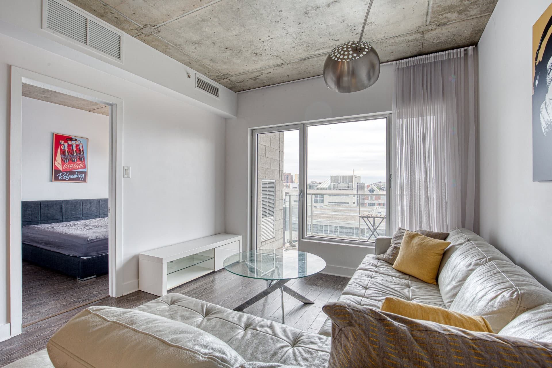 3 1/2 SEMI MEUBLÉ DISPONIBLE AU 1er Septembre 2026 - AU 11e ÉTAGE AVEC TERRASSE PRIVÉE ET VUE EXCEPTIONNELLE - GYM / PISCINE EXTÉRIEURE **Le METROPOLE**. Charmant condo d'une chambre fermée au 11ème étage du Métropole. Belle aire de vie ouverte. Terrasse avec vue. Cuisine équipée. Salle de bains moderne. Walk-in. Garage inclus. Au coeur du quartier latin et du centre-ville. En face du CHUM et de l'UQAM. Métro Berri-Uqam à 4 min à pieds. Inclusions: Four, frigo, lave-vaisselle, laveuse-sécheuse, garage.

LES CONDITIONS SUIVANTES DOIVENT FAIRE PARTIE INTÉGRANTE DE TOUTE PROMESSE DE LOCATION:

- Enquête de crédit et références obligatoires;
- Les animaux ne sont pas autorisés;
- La sous-location de type Airbnb est strictement interdite;
- Le logement est réputé non-fumeur, ceci incluant le tabac, le cannabis et le vapotage;
- Le locataire s'engage à ne pas cultiver de marijuana et/ou cannabis;
- Le locataire devra fournir au locateur une preuve d'assurance responsabilité civile de 2M$ avant l'occupation;
- Le locataire s'engage à payer le 1er mois de loyer dès la signature du bail;
- Le locataire s'engage à respecter tous les règlements de l'immeuble;
- Le locataire s'engage à payer, le cas échéant, les frais de déménagement au gestionnaire de l'immeuble.
