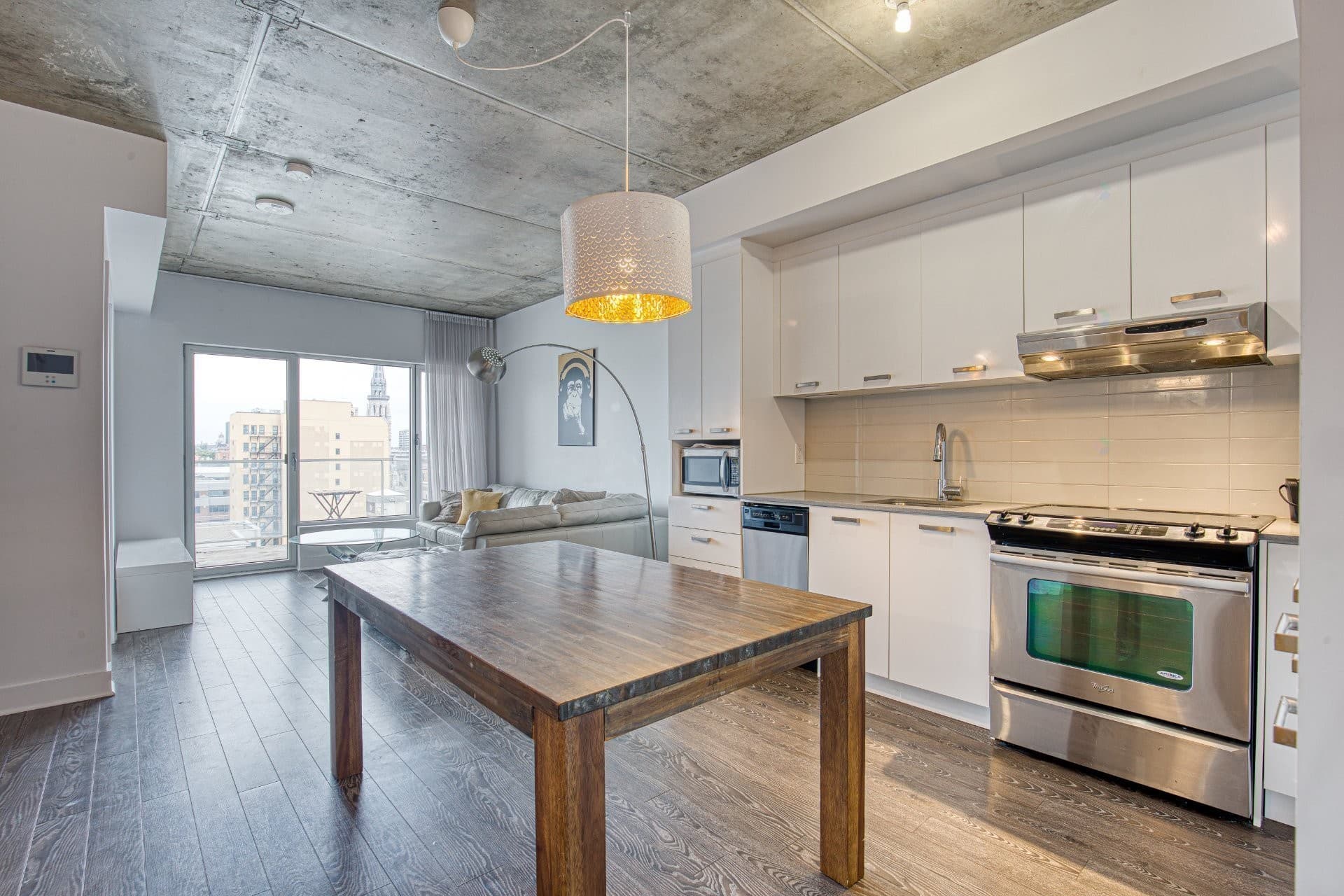 3 1/2 SEMI MEUBLÉ DISPONIBLE AU 1er Septembre 2026 - AU 11e ÉTAGE AVEC TERRASSE PRIVÉE ET VUE EXCEPTIONNELLE - GYM / PISCINE EXTÉRIEURE **Le METROPOLE**. Charmant condo d'une chambre fermée au 11ème étage du Métropole. Belle aire de vie ouverte. Terrasse avec vue. Cuisine équipée. Salle de bains moderne. Walk-in. Garage inclus. Au coeur du quartier latin et du centre-ville. En face du CHUM et de l'UQAM. Métro Berri-Uqam à 4 min à pieds. Inclusions: Four, frigo, lave-vaisselle, laveuse-sécheuse, garage.

LES CONDITIONS SUIVANTES DOIVENT FAIRE PARTIE INTÉGRANTE DE TOUTE PROMESSE DE LOCATION:

- Enquête de crédit et références obligatoires;
- Les animaux ne sont pas autorisés;
- La sous-location de type Airbnb est strictement interdite;
- Le logement est réputé non-fumeur, ceci incluant le tabac, le cannabis et le vapotage;
- Le locataire s'engage à ne pas cultiver de marijuana et/ou cannabis;
- Le locataire devra fournir au locateur une preuve d'assurance responsabilité civile de 2M$ avant l'occupation;
- Le locataire s'engage à payer le 1er mois de loyer dès la signature du bail;
- Le locataire s'engage à respecter tous les règlements de l'immeuble;
- Le locataire s'engage à payer, le cas échéant, les frais de déménagement au gestionnaire de l'immeuble.