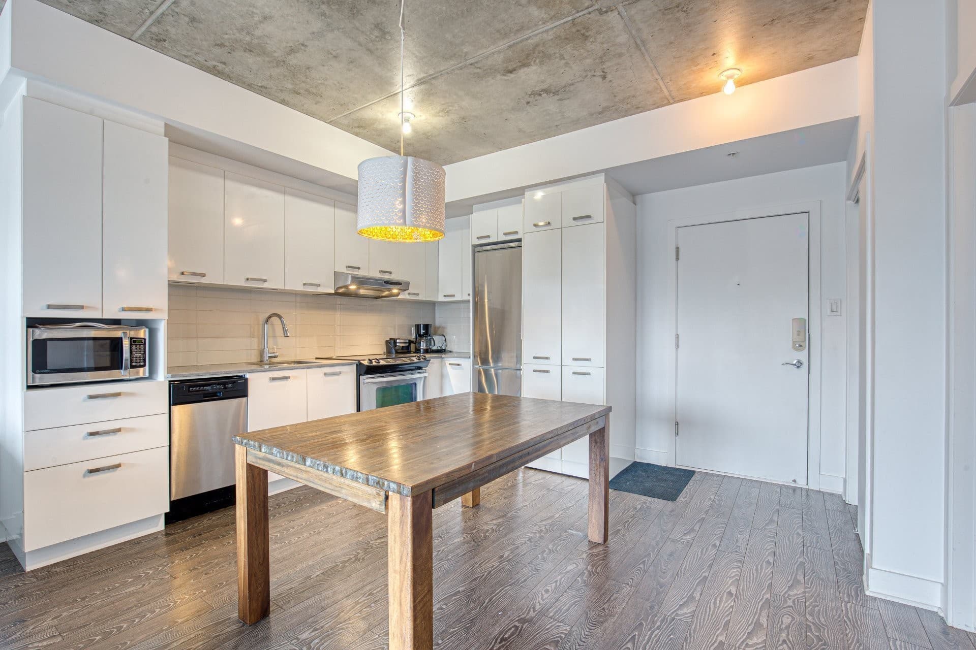 3 1/2 SEMI MEUBLÉ DISPONIBLE AU 1er Septembre 2026 - AU 11e ÉTAGE AVEC TERRASSE PRIVÉE ET VUE EXCEPTIONNELLE - GYM / PISCINE EXTÉRIEURE **Le METROPOLE**. Charmant condo d'une chambre fermée au 11ème étage du Métropole. Belle aire de vie ouverte. Terrasse avec vue. Cuisine équipée. Salle de bains moderne. Walk-in. Garage inclus. Au coeur du quartier latin et du centre-ville. En face du CHUM et de l'UQAM. Métro Berri-Uqam à 4 min à pieds. Inclusions: Four, frigo, lave-vaisselle, laveuse-sécheuse, garage.

LES CONDITIONS SUIVANTES DOIVENT FAIRE PARTIE INTÉGRANTE DE TOUTE PROMESSE DE LOCATION:

- Enquête de crédit et références obligatoires;
- Les animaux ne sont pas autorisés;
- La sous-location de type Airbnb est strictement interdite;
- Le logement est réputé non-fumeur, ceci incluant le tabac, le cannabis et le vapotage;
- Le locataire s'engage à ne pas cultiver de marijuana et/ou cannabis;
- Le locataire devra fournir au locateur une preuve d'assurance responsabilité civile de 2M$ avant l'occupation;
- Le locataire s'engage à payer le 1er mois de loyer dès la signature du bail;
- Le locataire s'engage à respecter tous les règlements de l'immeuble;
- Le locataire s'engage à payer, le cas échéant, les frais de déménagement au gestionnaire de l'immeuble.