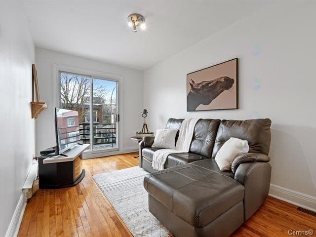 **DISPONIBLE IMMÉDIATEMENT** Magnifique logement au 2e étage d'un duplex, semi-meublé. Situé à deux minutes à pied de marche du métro Cadillac. 2 balcons, 2 chambres de bonnes dimensions, aire ouverte salon/salle à manger et cuisine. Appartement remarquablement lumineux et bien divisé. Vous aurez accès à un sous-sol pour une pièce supplémentaire de rangement.

**Non-fumeur, pas d'animaux, enquête de crédit et références exigées.**

#### Inclusions :

Four, frigo, laveuse, sécheuse, grand espace de rangement au sous-sol.

#### Exclusions :

Internet, électricité.