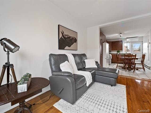 **DISPONIBLE IMMÉDIATEMENT** Magnifique logement au 2e étage d'un duplex, semi-meublé. Situé à deux minutes à pied de marche du métro Cadillac. 2 balcons, 2 chambres de bonnes dimensions, aire ouverte salon/salle à manger et cuisine. Appartement remarquablement lumineux et bien divisé. Vous aurez accès à un sous-sol pour une pièce supplémentaire de rangement.

**Non-fumeur, pas d'animaux, enquête de crédit et références exigées.**

#### Inclusions :

Four, frigo, laveuse, sécheuse, grand espace de rangement au sous-sol.

#### Exclusions :

Internet, électricité.