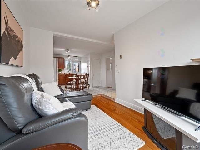 **DISPONIBLE IMMÉDIATEMENT** Magnifique logement au 2e étage d'un duplex, semi-meublé. Situé à deux minutes à pied de marche du métro Cadillac. 2 balcons, 2 chambres de bonnes dimensions, aire ouverte salon/salle à manger et cuisine. Appartement remarquablement lumineux et bien divisé. Vous aurez accès à un sous-sol pour une pièce supplémentaire de rangement.

**Non-fumeur, pas d'animaux, enquête de crédit et références exigées.**

#### Inclusions :

Four, frigo, laveuse, sécheuse, grand espace de rangement au sous-sol.

#### Exclusions :

Internet, électricité.