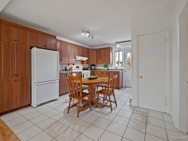 **DISPONIBLE IMMÉDIATEMENT** Magnifique logement au 2e étage d'un duplex, semi-meublé. Situé à deux minutes à pied de marche du métro Cadillac. 2 balcons, 2 chambres de bonnes dimensions, aire ouverte salon/salle à manger et cuisine. Appartement remarquablement lumineux et bien divisé. Vous aurez accès à un sous-sol pour une pièce supplémentaire de rangement.

**Non-fumeur, pas d'animaux, enquête de crédit et références exigées.**

#### Inclusions :

Four, frigo, laveuse, sécheuse, grand espace de rangement au sous-sol.

#### Exclusions :

Internet, électricité.