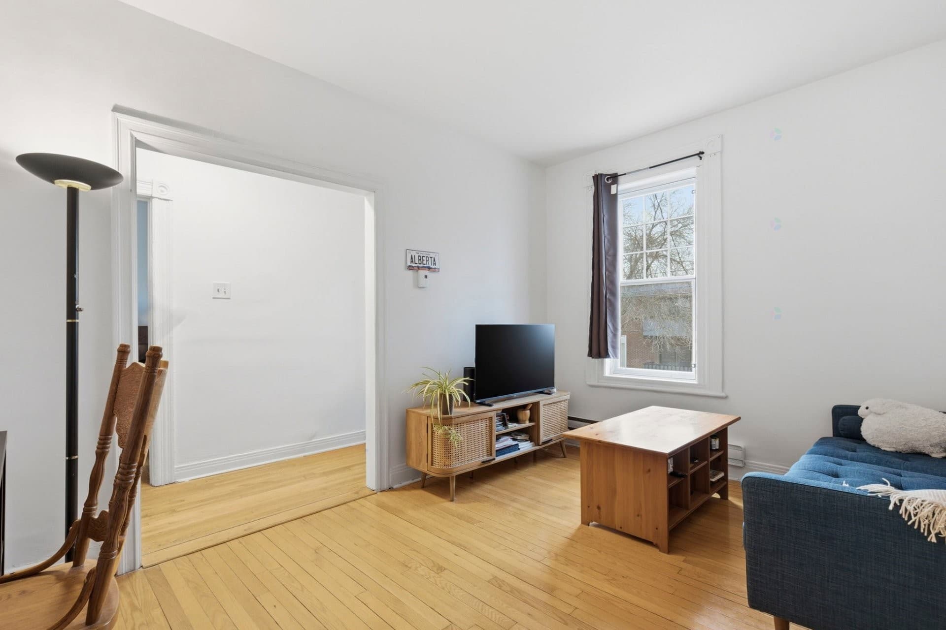 DISPONIBLE au 1er JUILLET 2026 - 4 1/2 situé au 2e et dernier étage d'un petit duplex au coeur de Ville Émard. Très lumineux et spacieux. Cuisine et salle de bain rénovées avec goût. Deux chambres à coucher de belles dimensions. Balcon arrière privé avec une vue dégagée. À 10 min à pieds du métro Jolicoeur et des commerces de la rue Monk.

#### Exclusions :
Chauffage, électricité, internet.