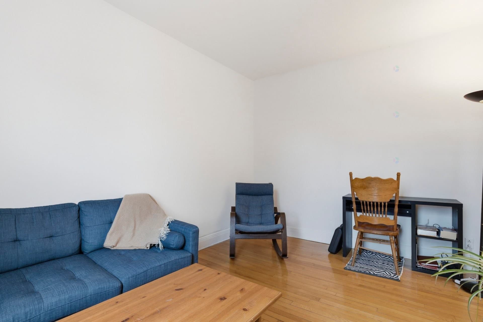 DISPONIBLE au 1er JUILLET 2026 - 4 1/2 situé au 2e et dernier étage d'un petit duplex au coeur de Ville Émard. Très lumineux et spacieux. Cuisine et salle de bain rénovées avec goût. Deux chambres à coucher de belles dimensions. Balcon arrière privé avec une vue dégagée. À 10 min à pieds du métro Jolicoeur et des commerces de la rue Monk.

#### Exclusions :
Chauffage, électricité, internet.