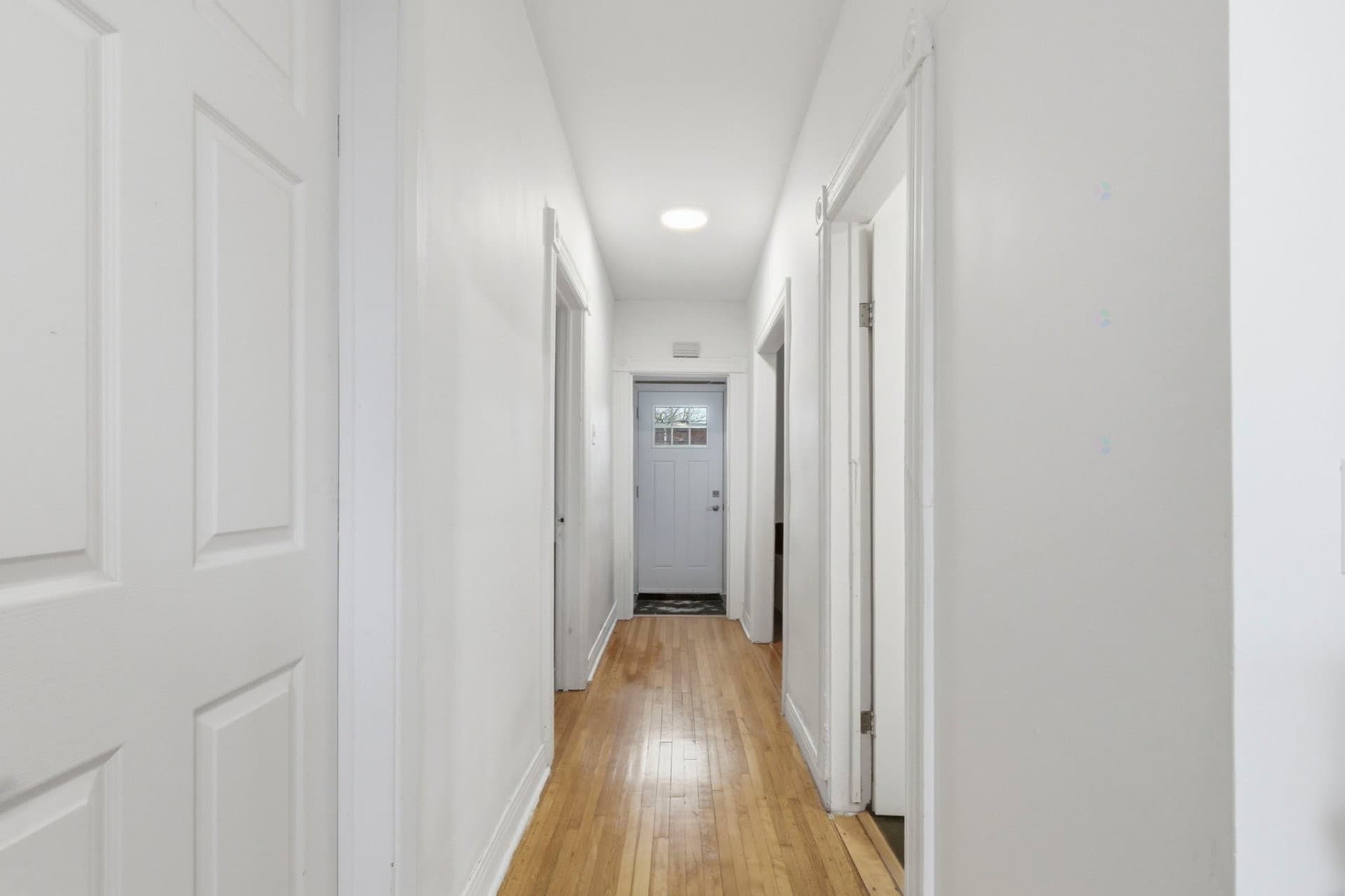 DISPONIBLE au 1er JUILLET 2026 - 4 1/2 situé au 2e et dernier étage d'un petit duplex au coeur de Ville Émard. Très lumineux et spacieux. Cuisine et salle de bain rénovées avec goût. Deux chambres à coucher de belles dimensions. Balcon arrière privé avec une vue dégagée. À 10 min à pieds du métro Jolicoeur et des commerces de la rue Monk.

#### Exclusions :
Chauffage, électricité, internet.
